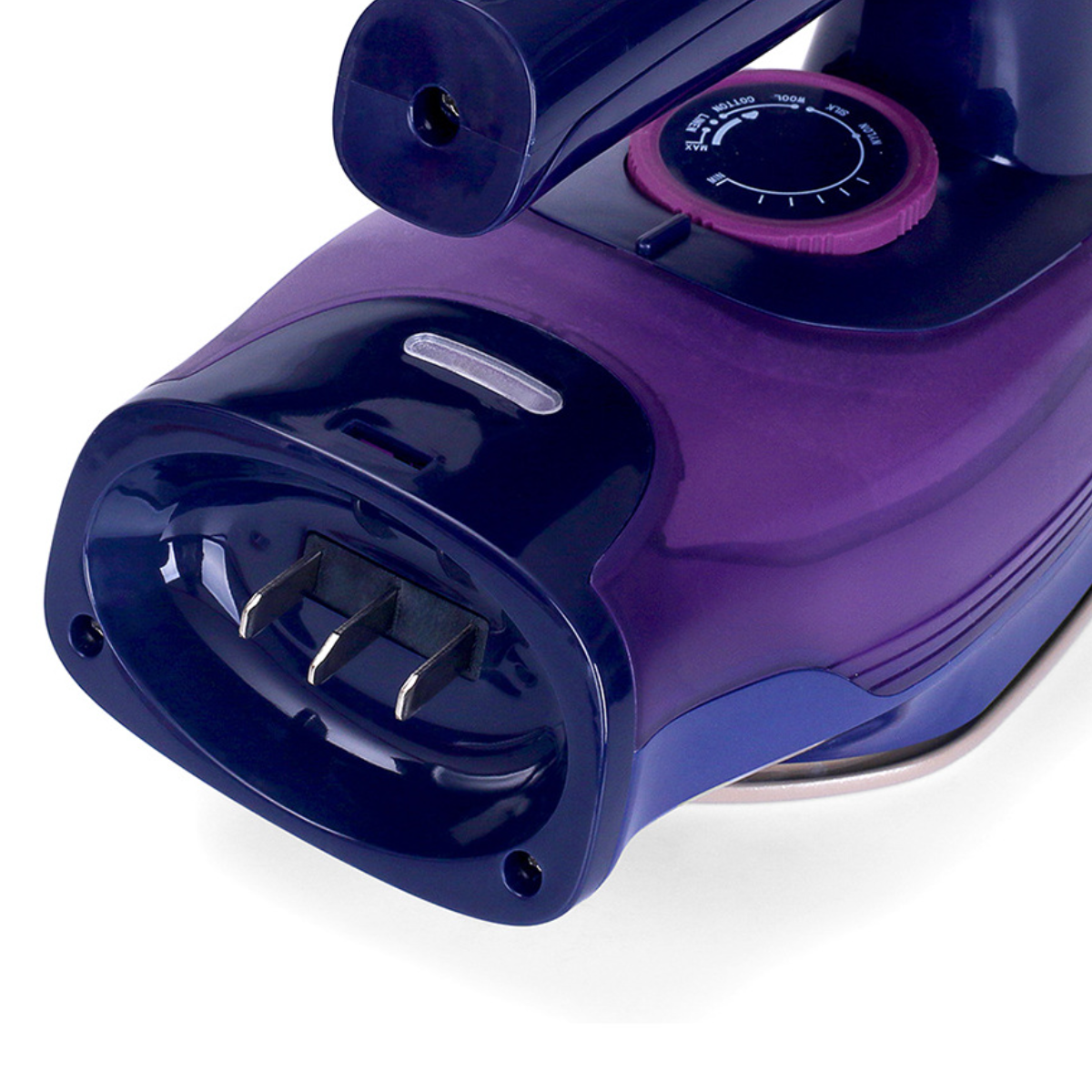 Nahaufnahme eines violetten und marineblauen Bügeleisens mit einem Steuerrad.