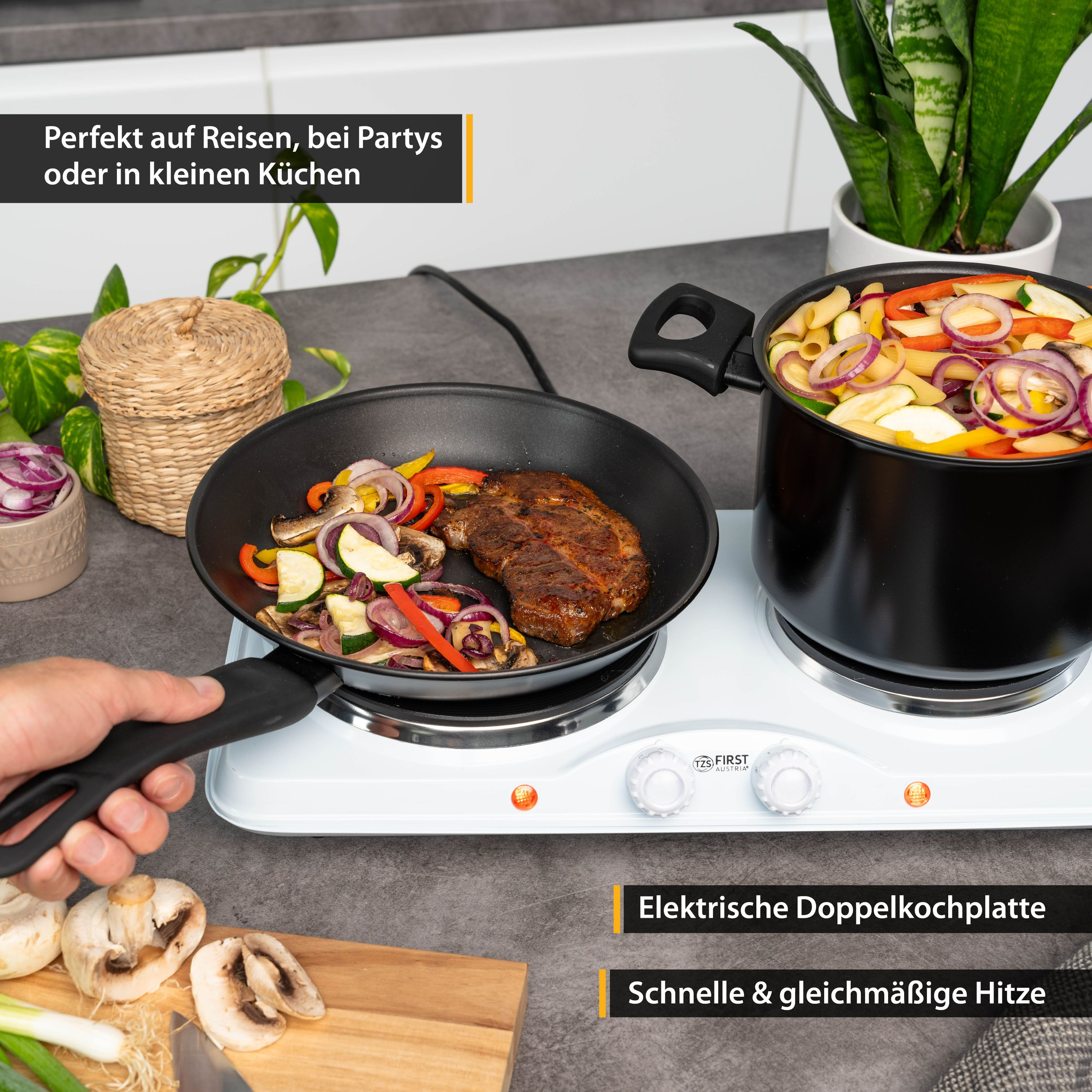 Eine Doppelkochplatte mit Essen darauf, darunter ein Steak, Gemüse und ein Topf Pasta.