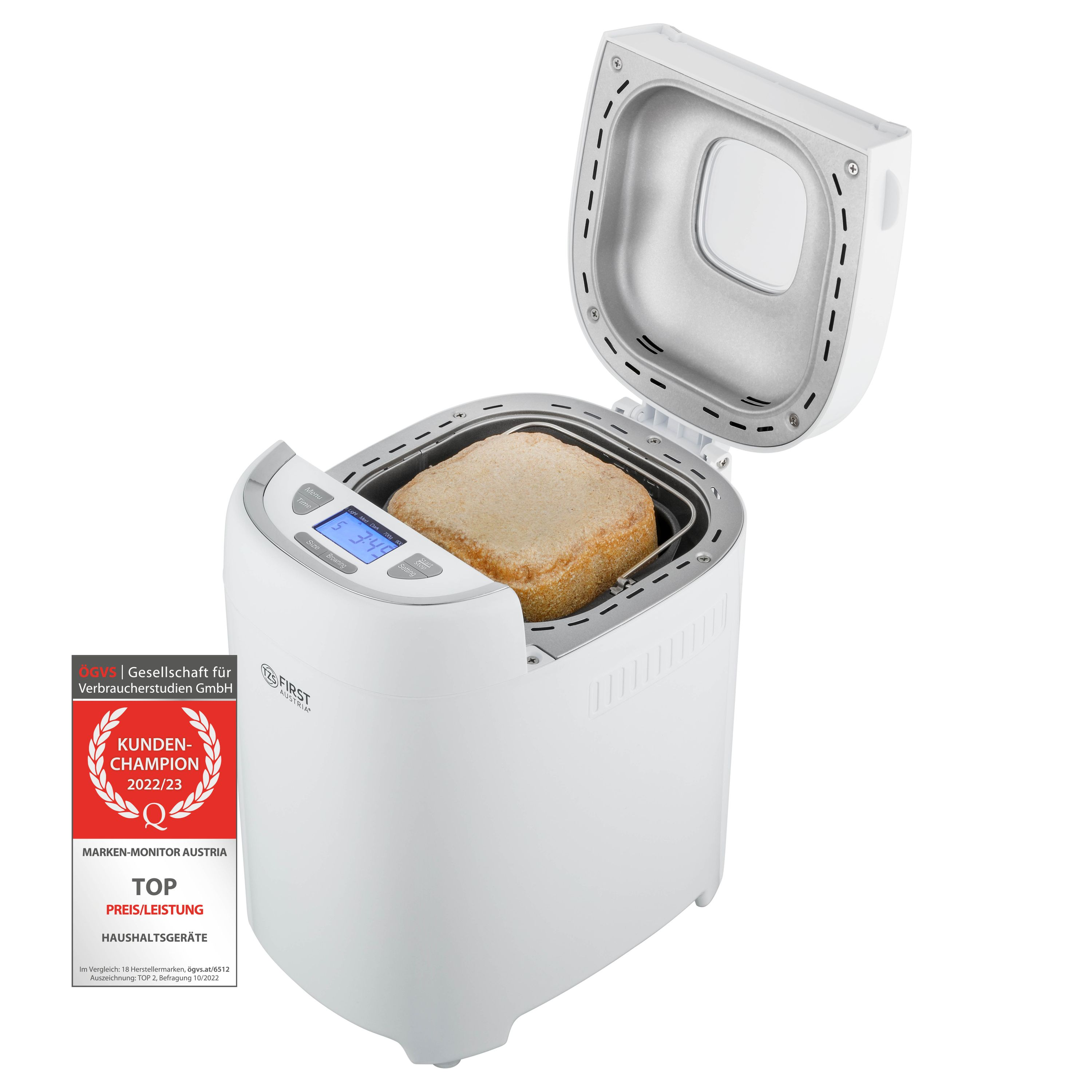 Ein weißer Brotbackautomat mit offenem Deckel, der einen Brotlaib im Inneren zeigt, auf weißem Hintergrund.
