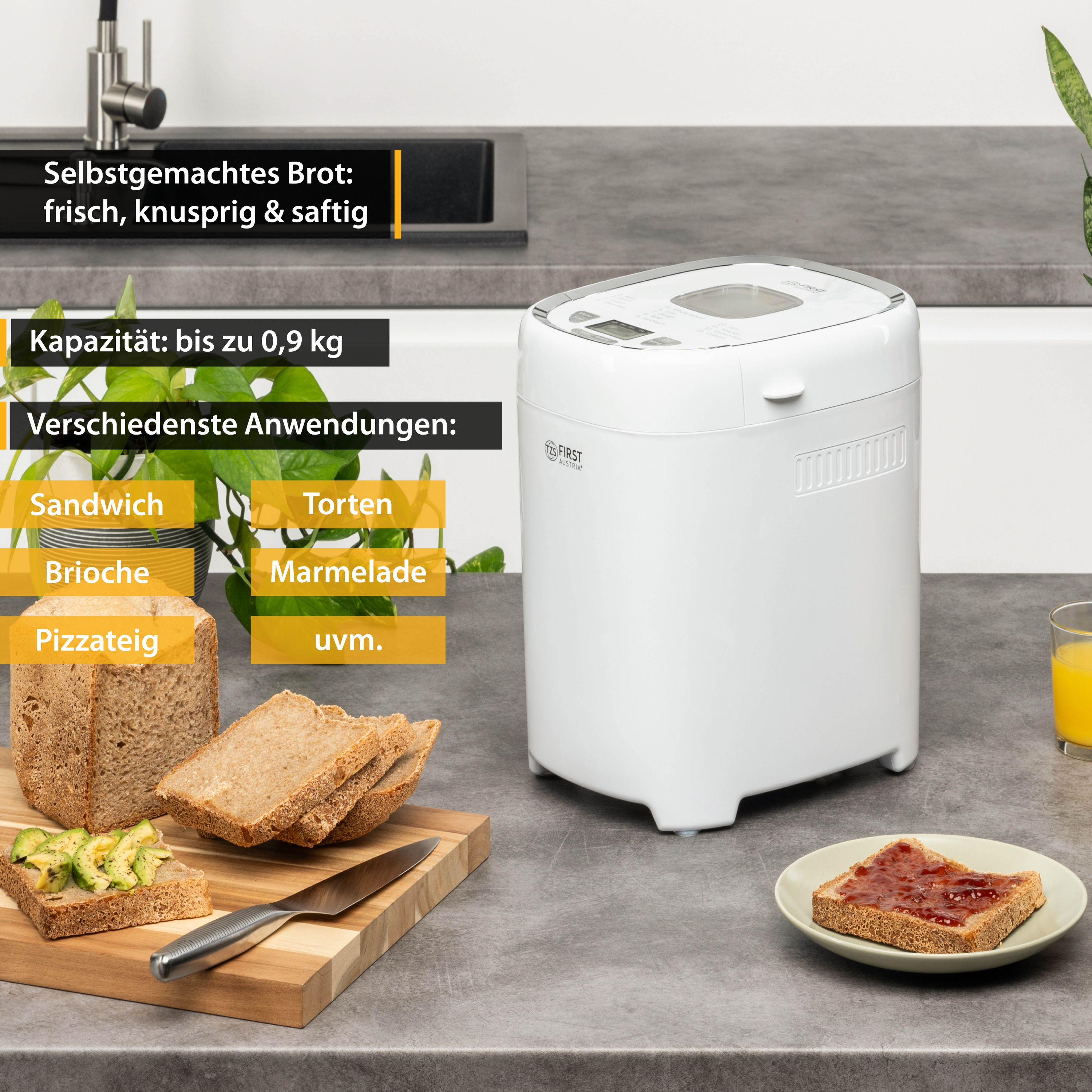 Weißer Brotbackautomat mit verschiedenen Lebensmitteln auf der Theke. Text in Deutsch.