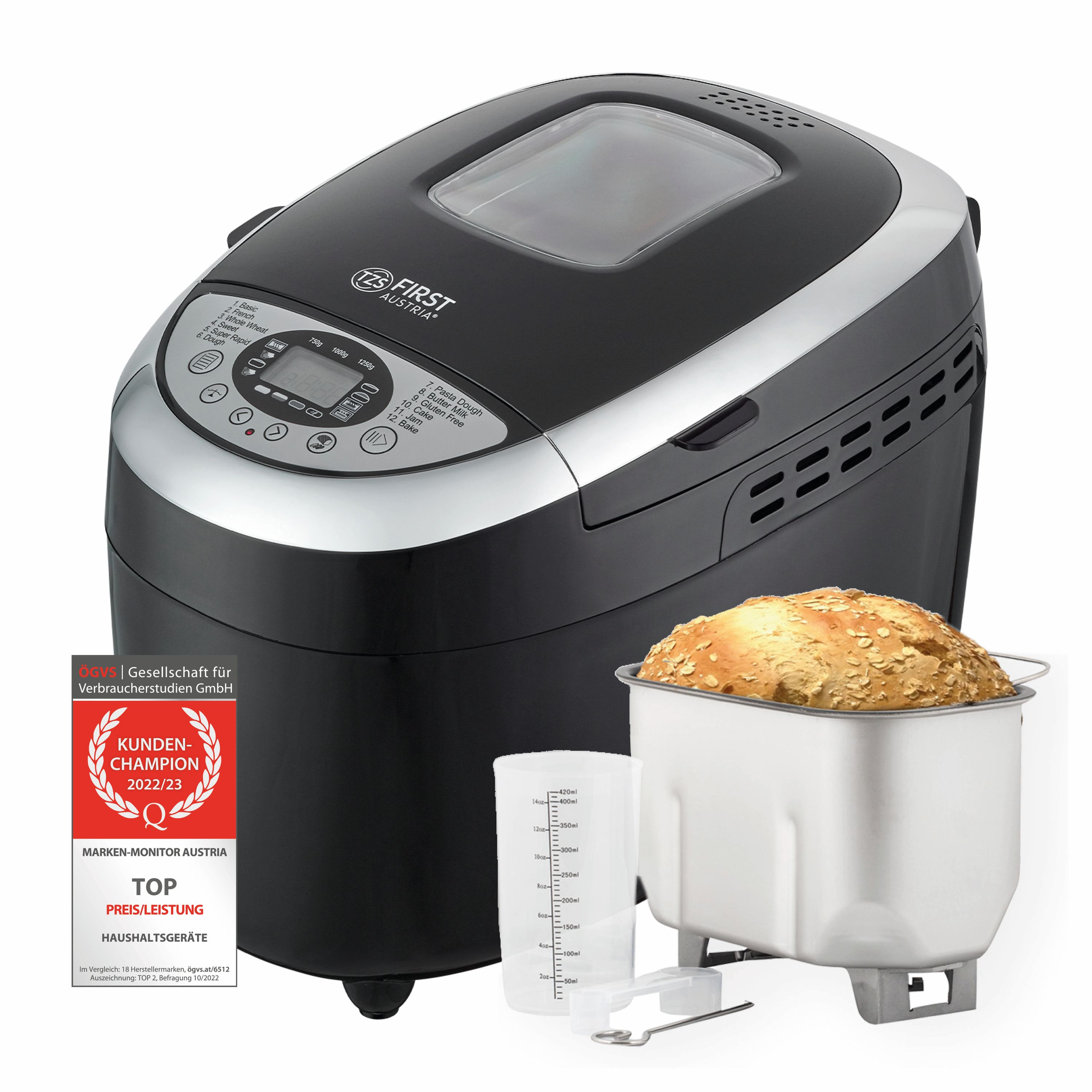 Schwarz-silberner Brotbackautomat mit Brotbackform, Messbecher und Brotlaib.
