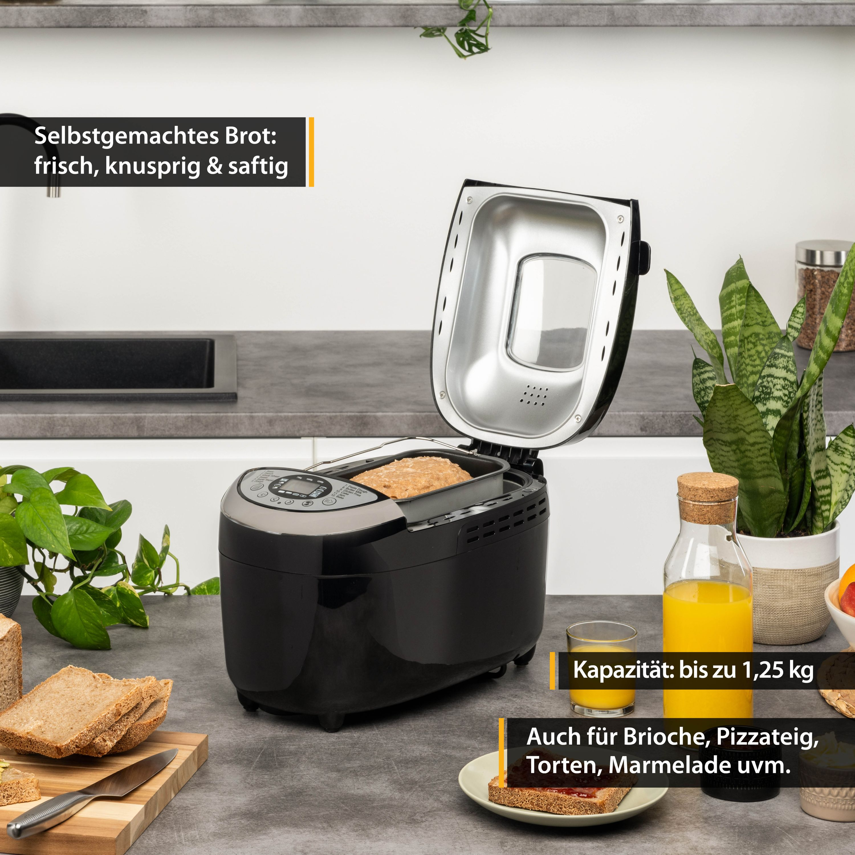 Brotautomat mit Brot, Saftglas und Pflanzen auf der Theke. Dunkles Brot, modernes Design, Text.
