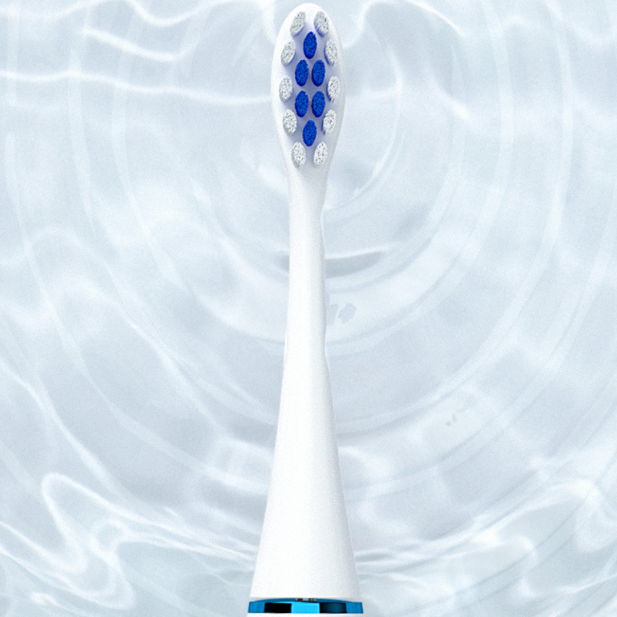 Ein weißer Zahnbürstenkopf mit blauen und weißen Borsten, vor einem blauen und weißen Wasserwellenhintergrund.