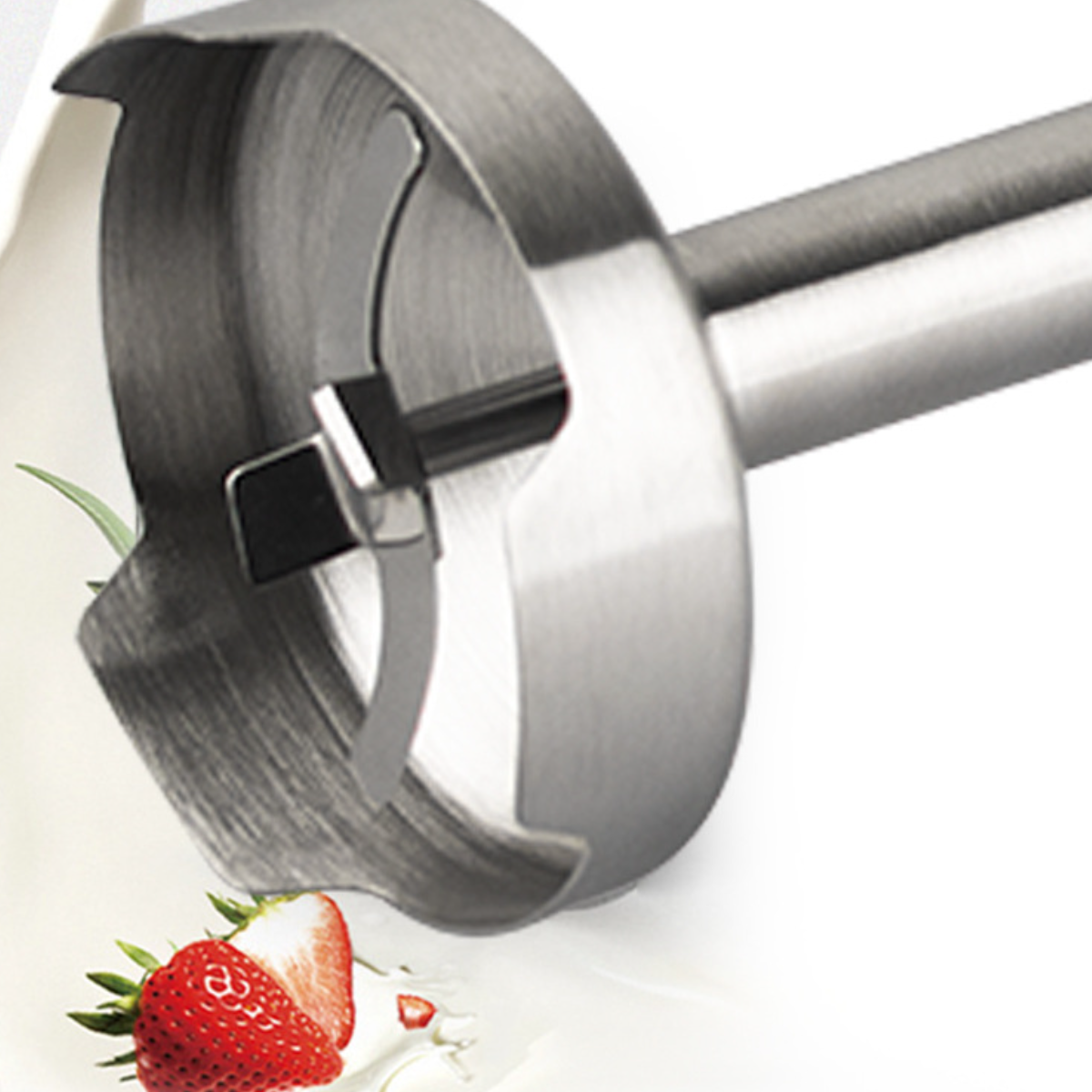 Immersion-Blender-Klinge. Zwei Erdbeeren und Sahne sind unten. Edelstahl.