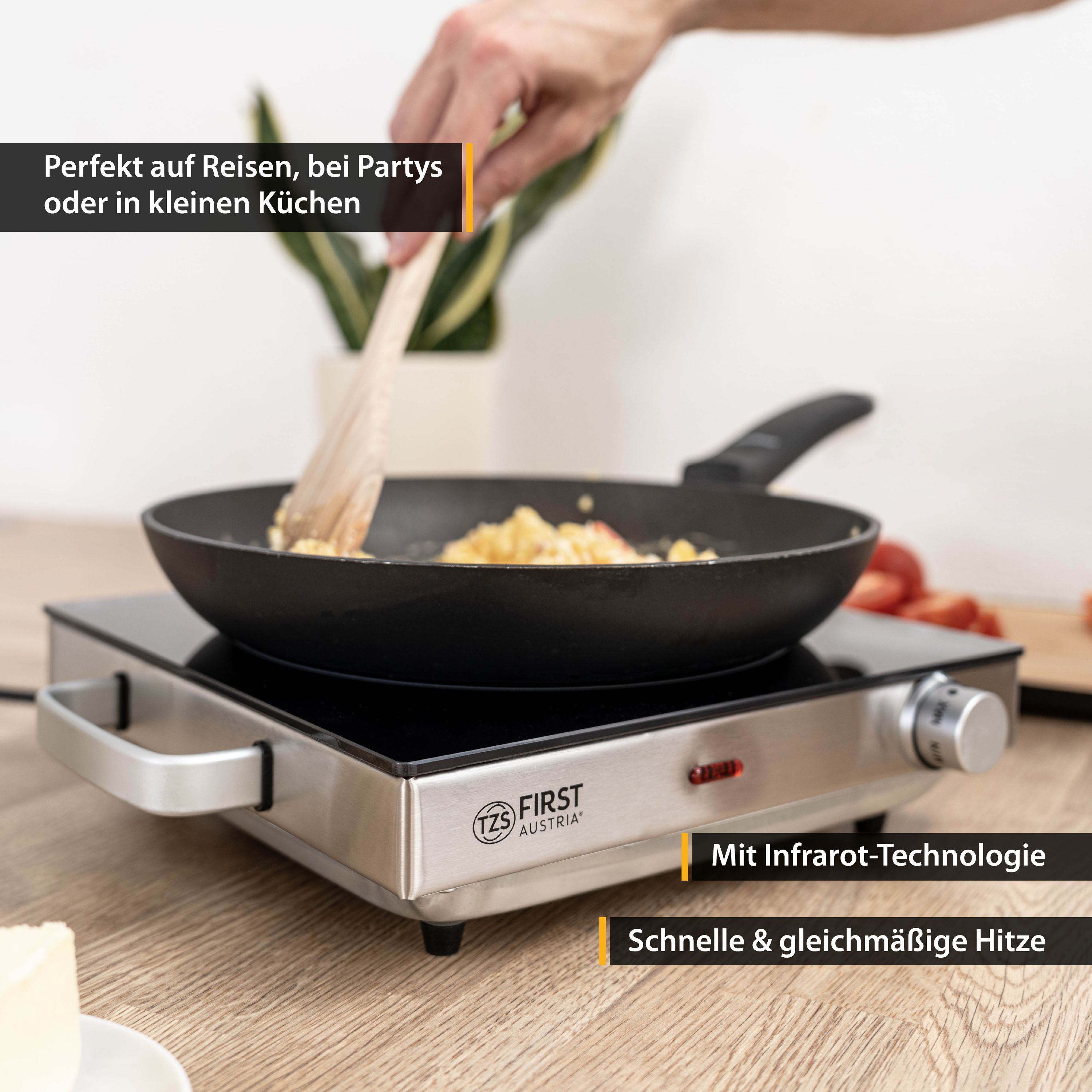 Kochen auf einer tragbaren Kochplatte mit einer Pfanne. Holzlöffel im Einsatz.