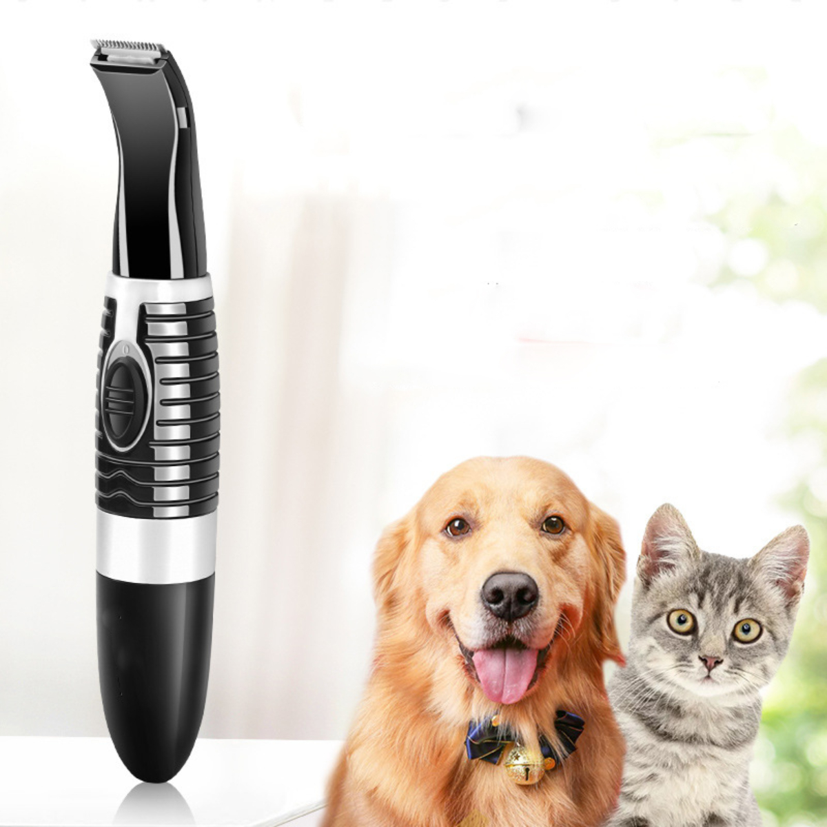 Ein Tierhaarschneider neben einem Hund und einer Katze. Der Hund ist golden, die Katze grau.