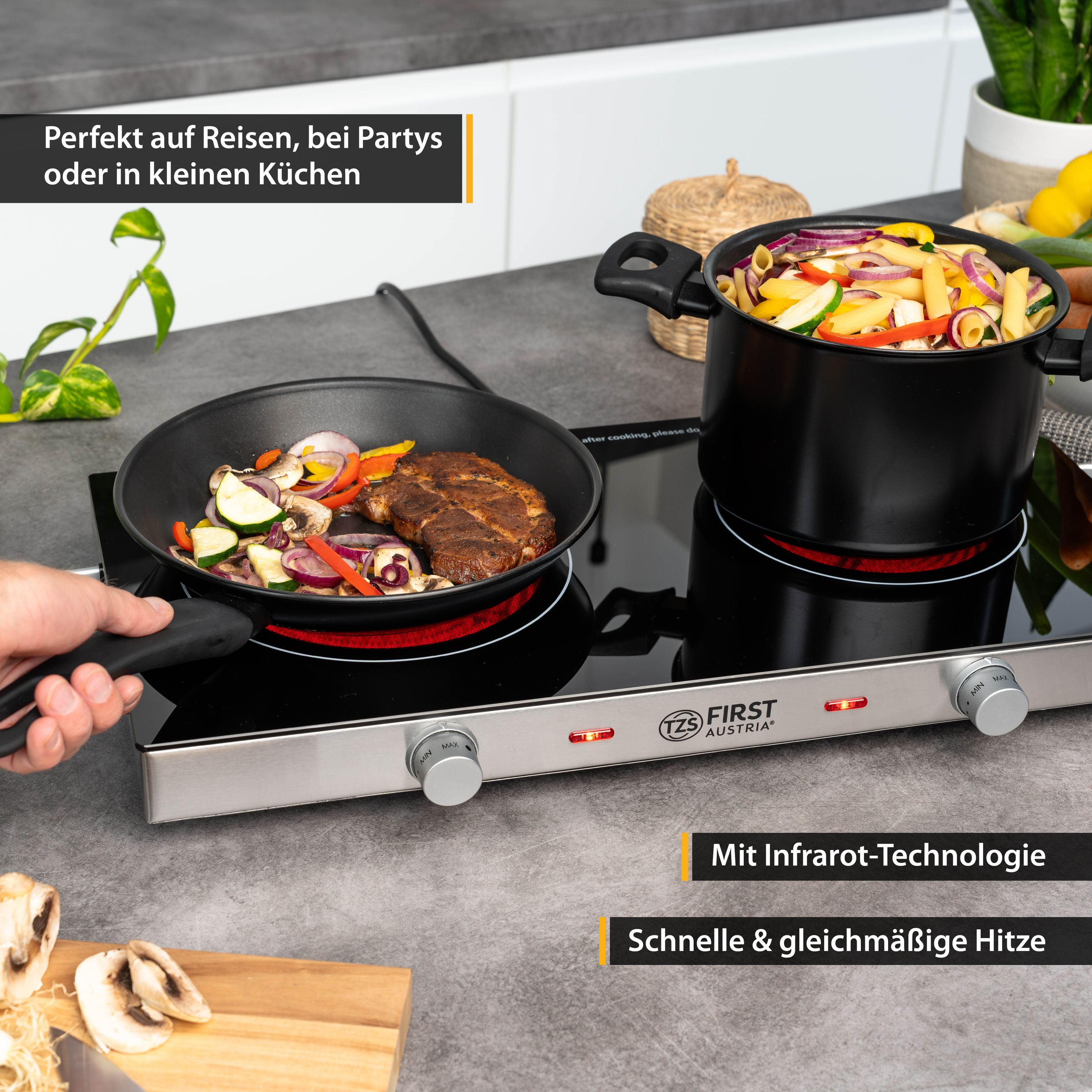 Zwei Kochzonen mit Essen. Ein Steak und Gemüse in einer Pfanne und einem Topf.