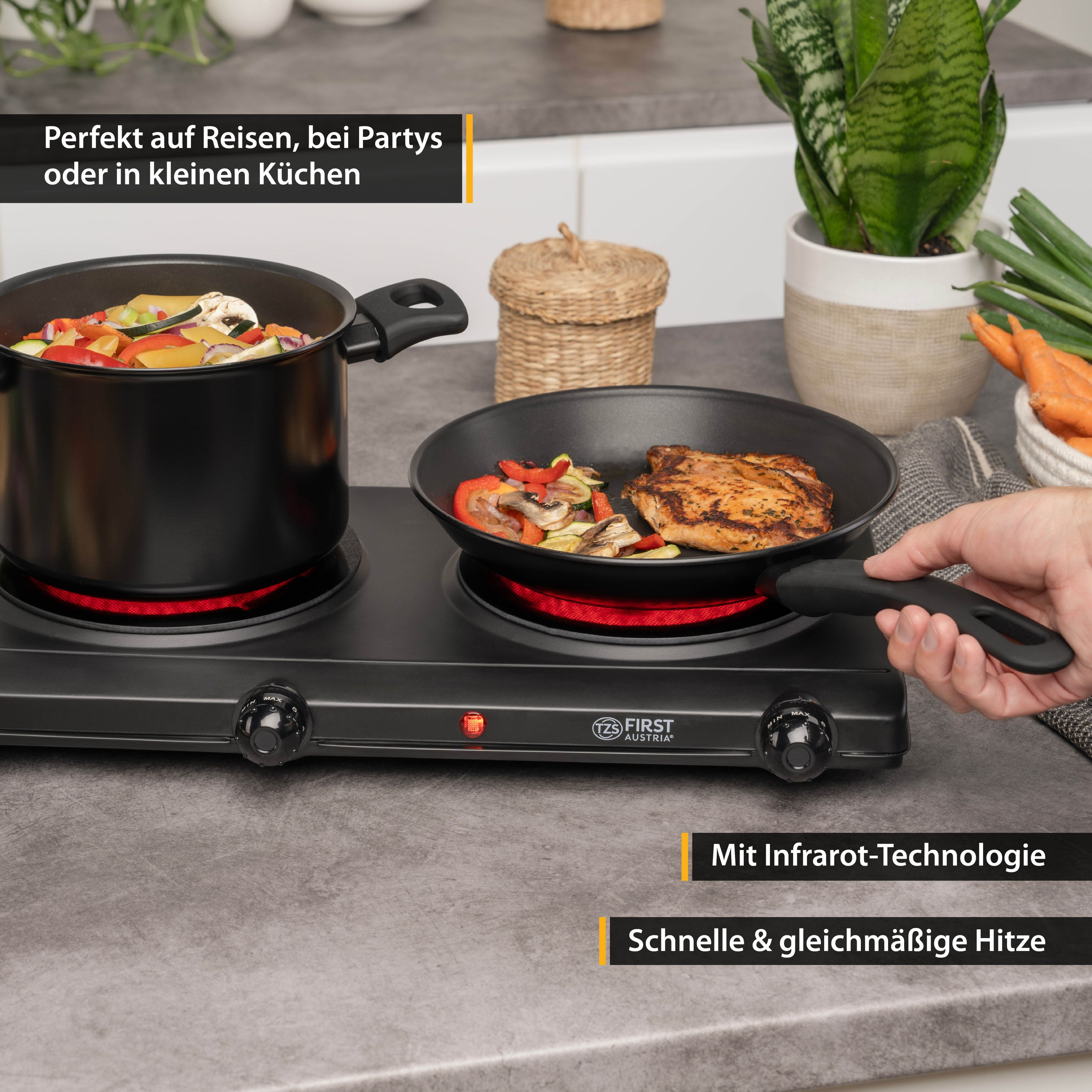 Schwarze Kochplatte mit Essen, Gemüse und einem Topf.
