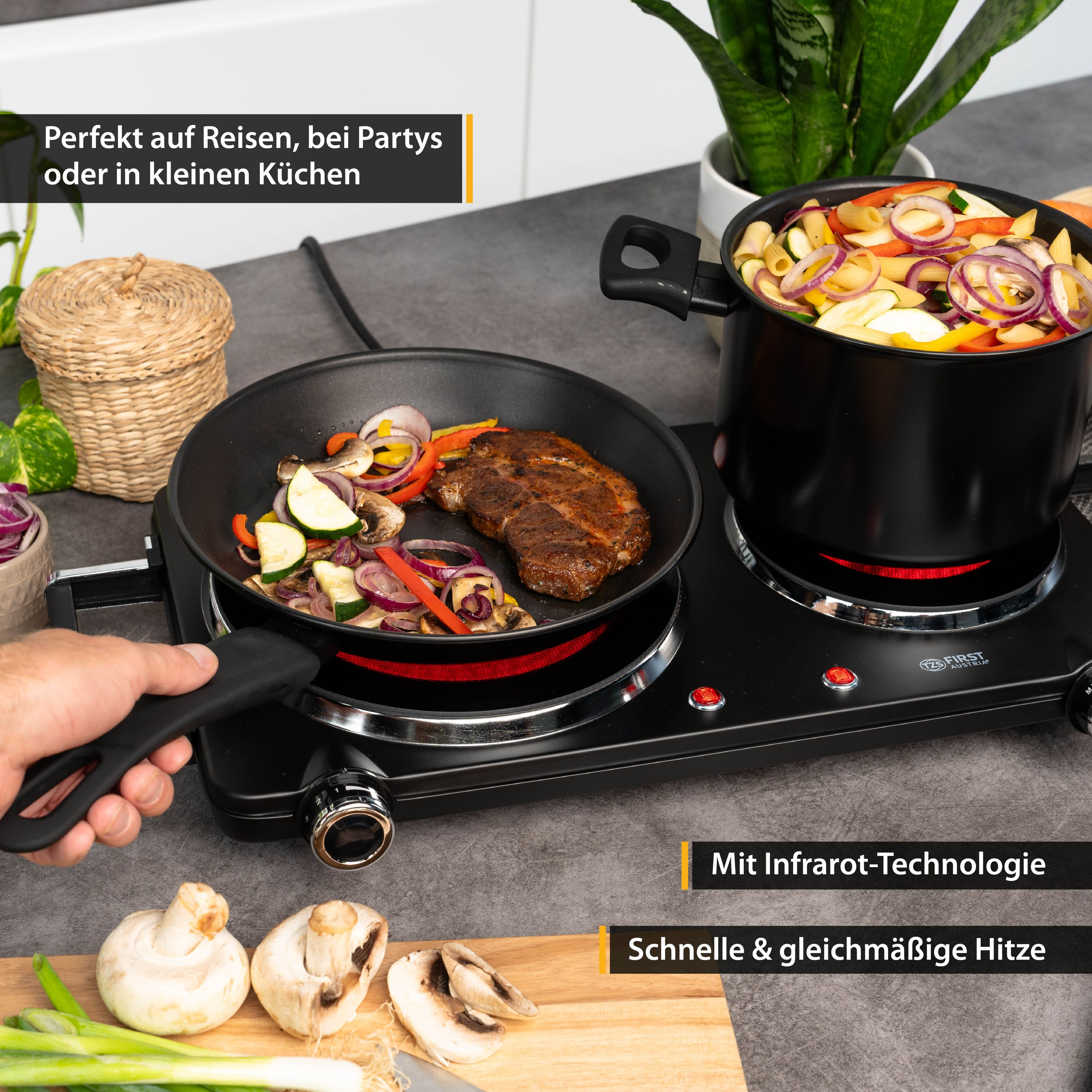 Elektrische Kochplatte, Bratpfanne mit Steak und Gemüse, Topf mit Essen, Hand hält Pfannenwender.