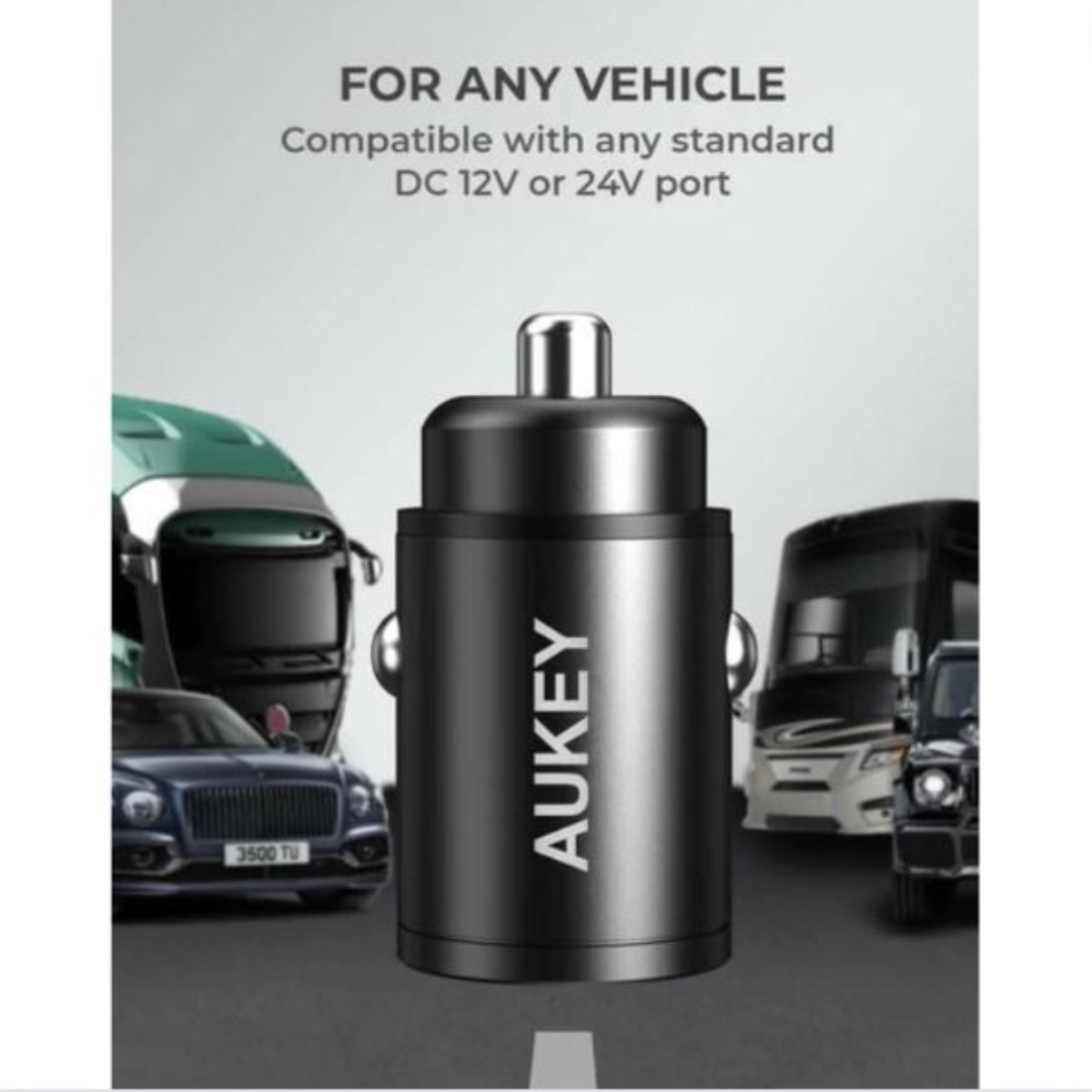 Schwarzes Autoladegerät mit 'AUKEY'-Branding vor Fahrzeugen. Text: 'Für jedes Fahrzeug'.
