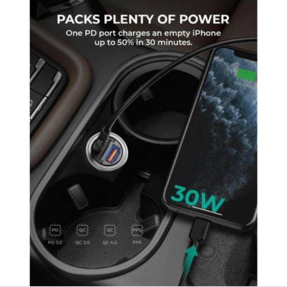 Autoladegerät mit ladendem iPhone. Telefon zeigt 30W an. Im Auto-Getränkehalter.