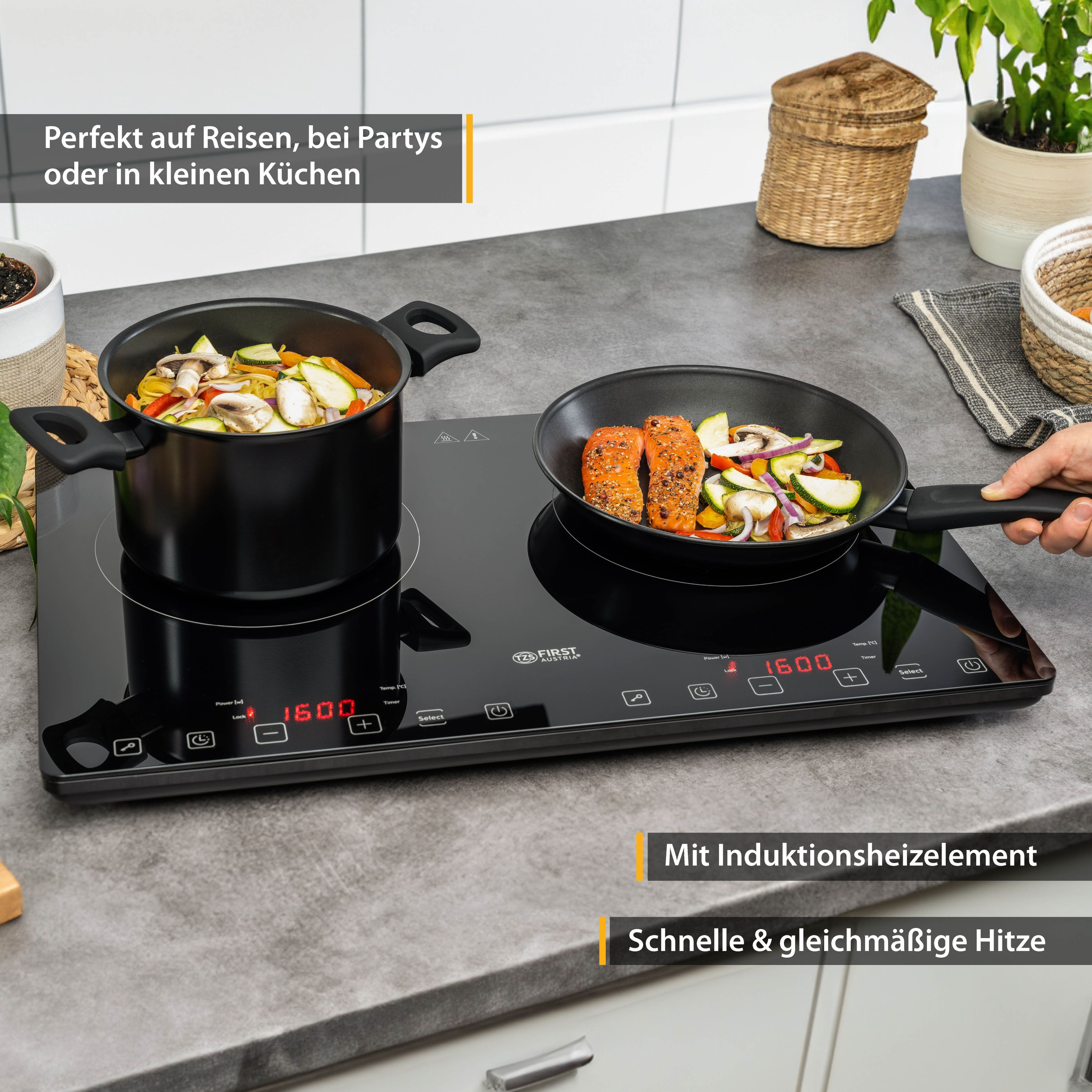 Ein schwarzes Induktionskochfeld mit zwei Kochzonen und Essen darauf.