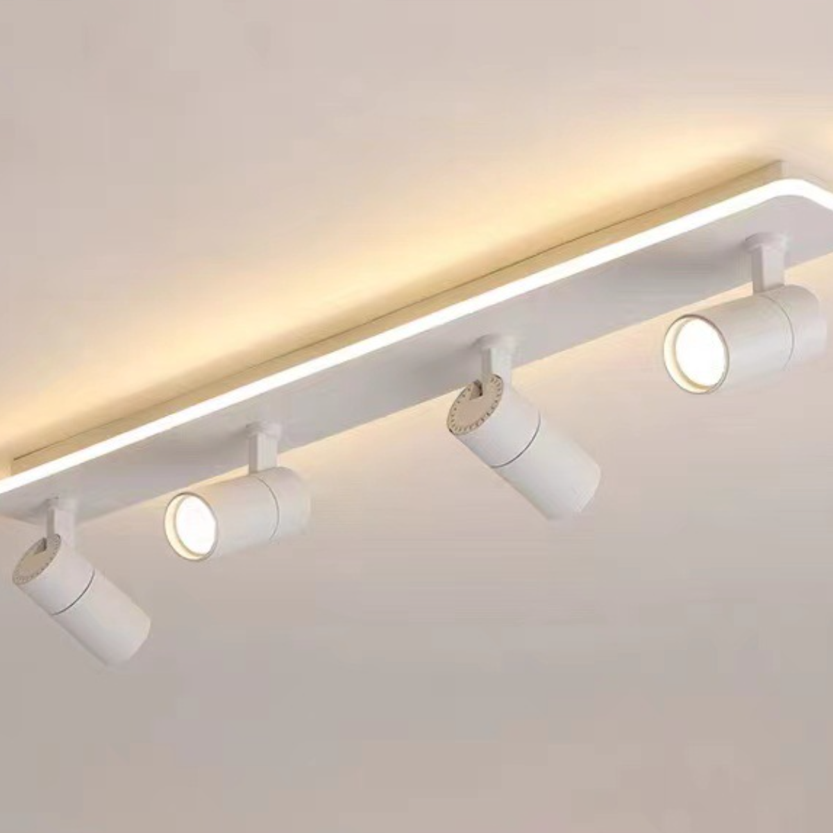 Weiße Schienenbeleuchtung an der Decke. Vier zylindrische Leuchten. Beleuchtet.