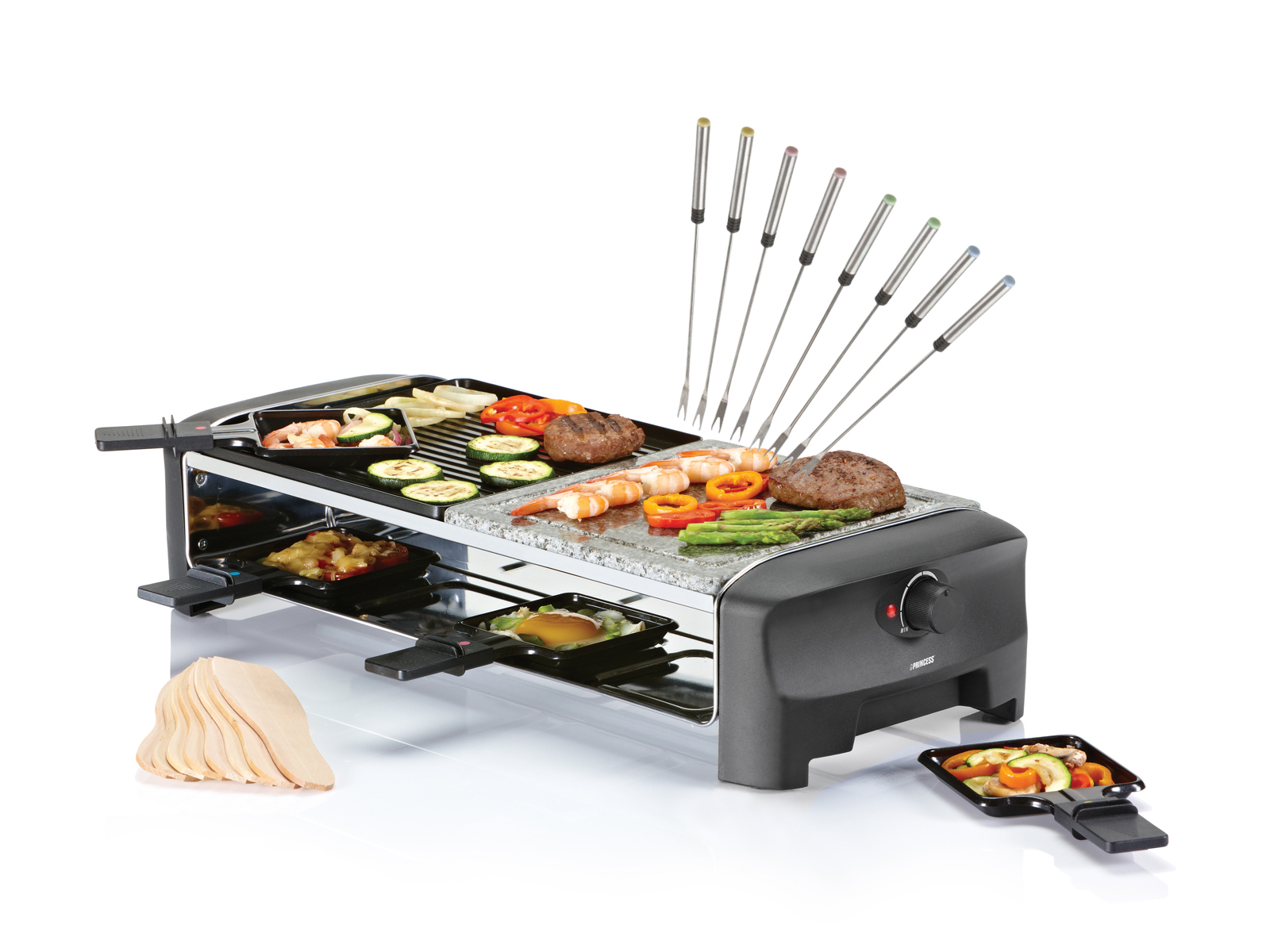 Raclette-Grill mit Speisen, darunter Fleisch, Gemüse und Käse, sowie Serviergabeln.