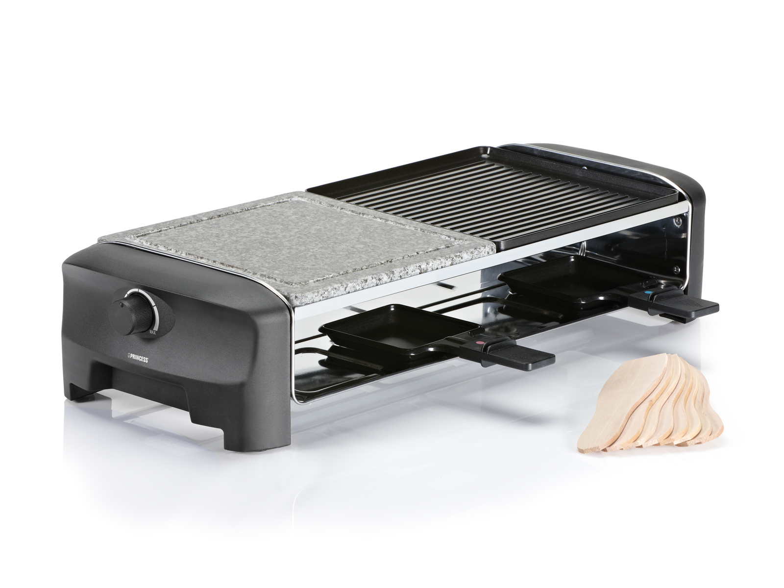 Raclette-Grill mit Stein- und Grillplatten, schwarzen Pfannen. Holzspatel sind rechts.