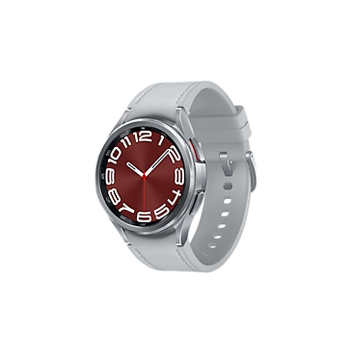 Smartwatch plateada con esfera burdeos, correa gris y números digitales. Sobre fondo blanco.