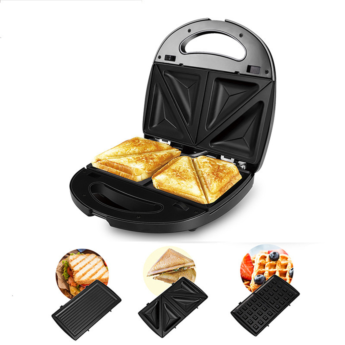 Ein offener Sandwichmaker mit zwei goldbraunen Sandwiches. Darunter drei austauschbare Platten.