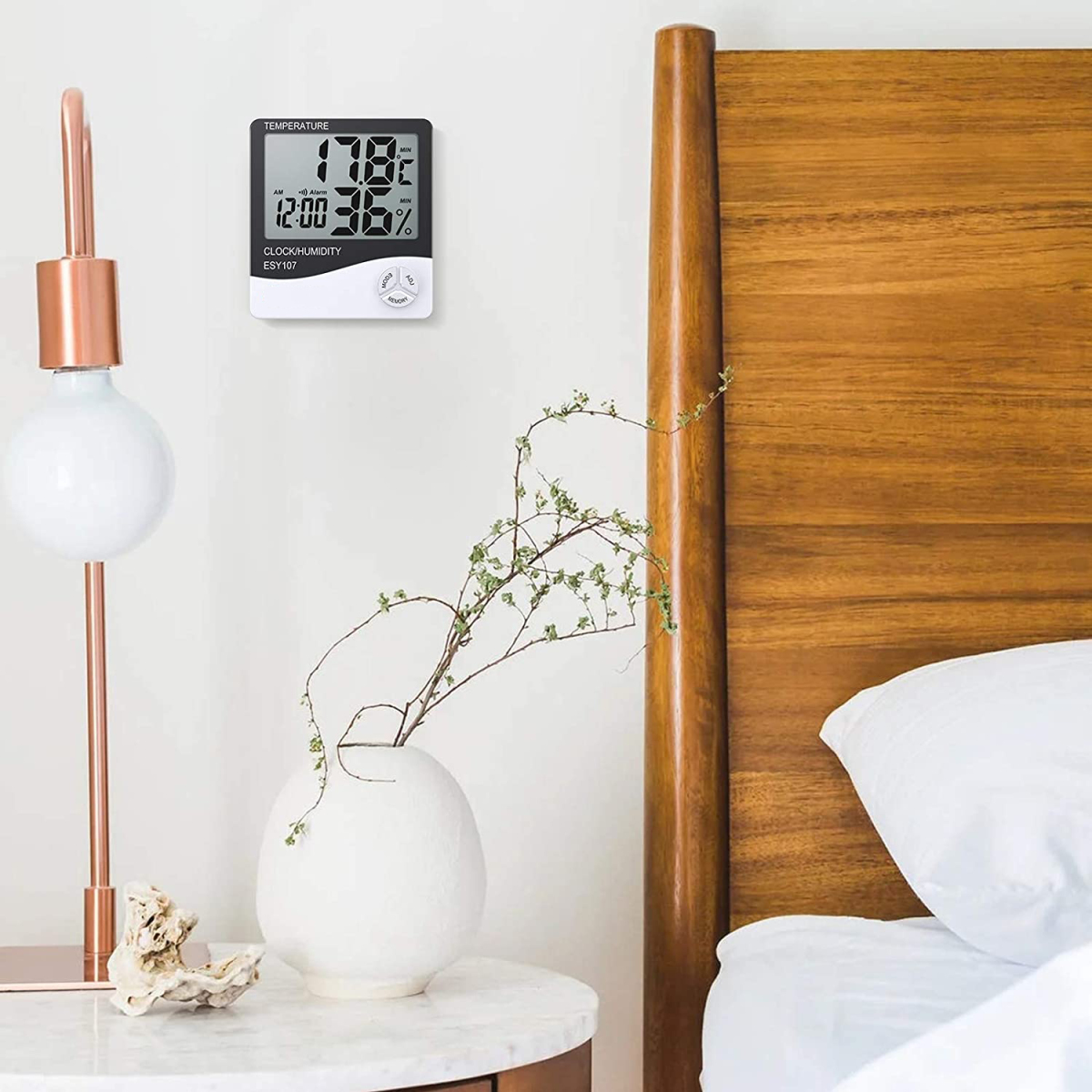 Digitaluhr zeigt Temperatur, Luftfeuchtigkeit und Zeit an der Wand.