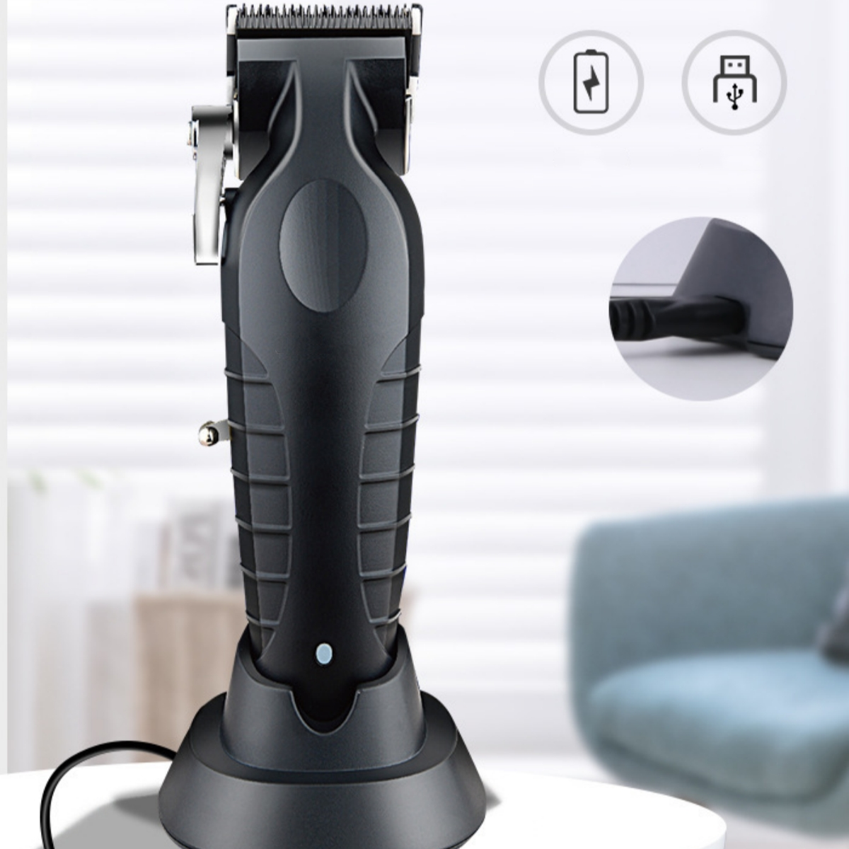 Schwarze Haarschneidemaschine auf Ladestation, mit Lade- und USB-Symbolen. Blauer Stuhl im Hintergrund.
