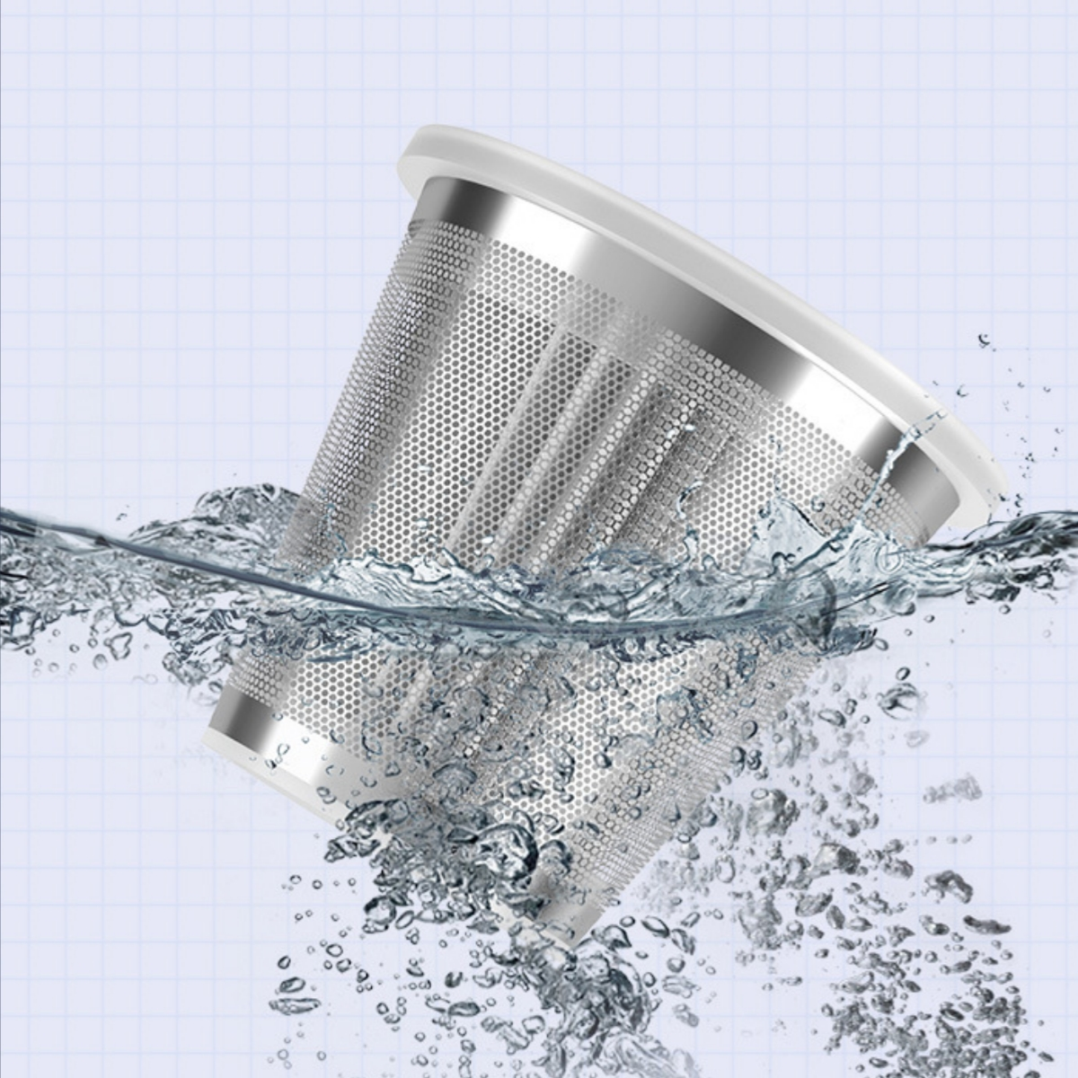 Ein Metallfilter, der in Wasser eingetaucht ist, mit aufsteigenden Blasen. Der Filter ist geneigt.