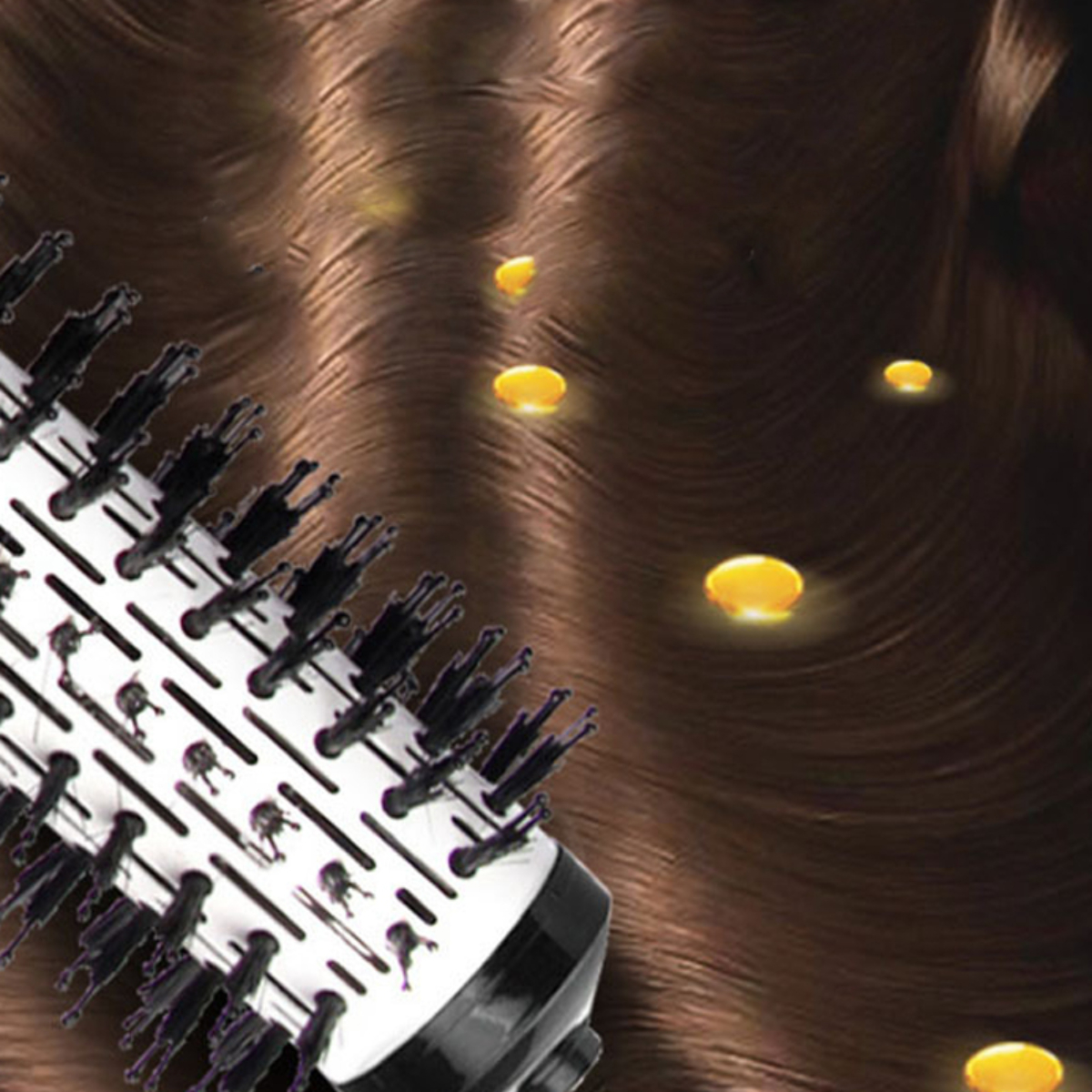 Runde Haarbürste mit weißen und schwarzen Borsten. Haare mit gelben Glanzeffekten.