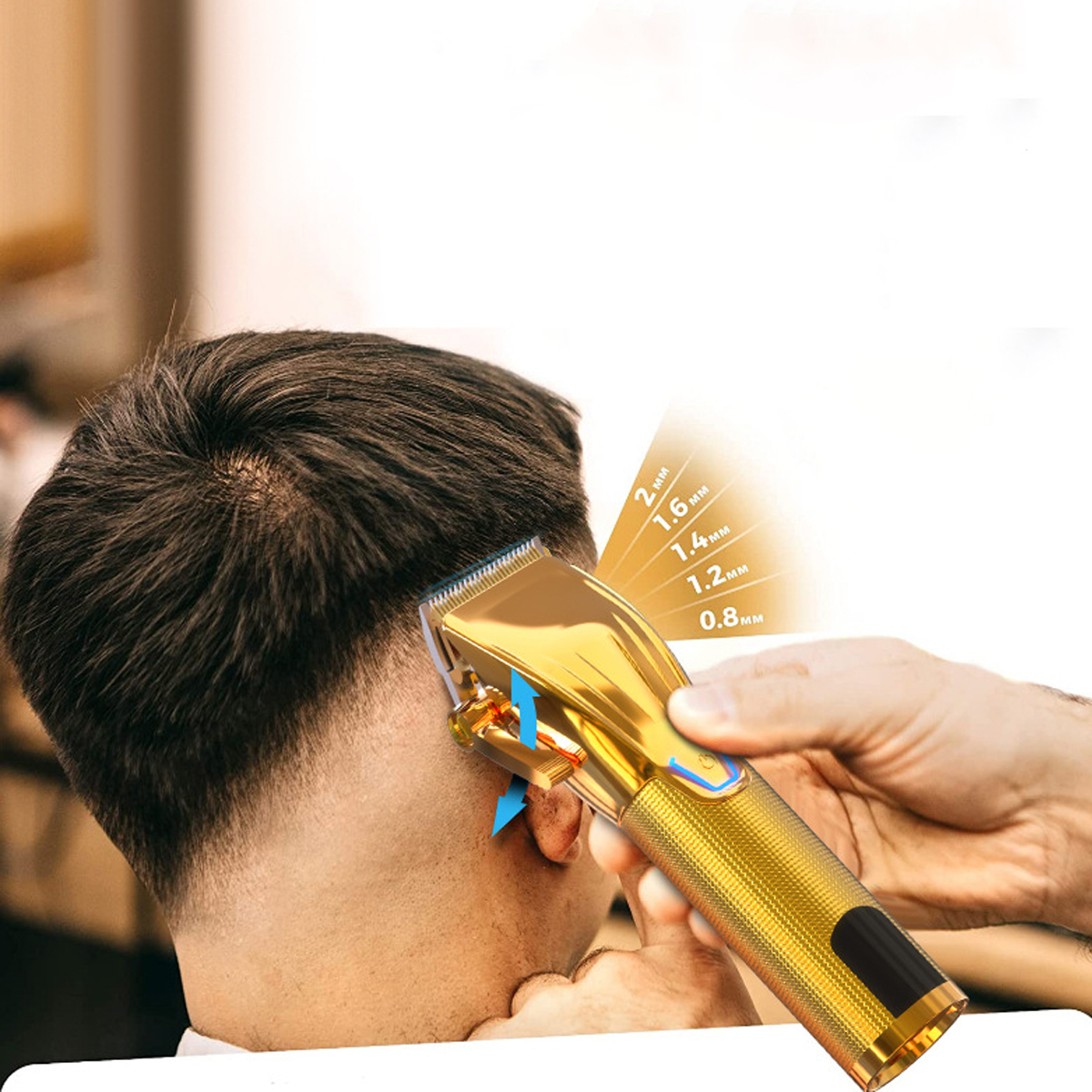 Ein goldener Haarschneider wird am Haar einer Person verwendet, mit sichtbaren Einstellungsoptionen.