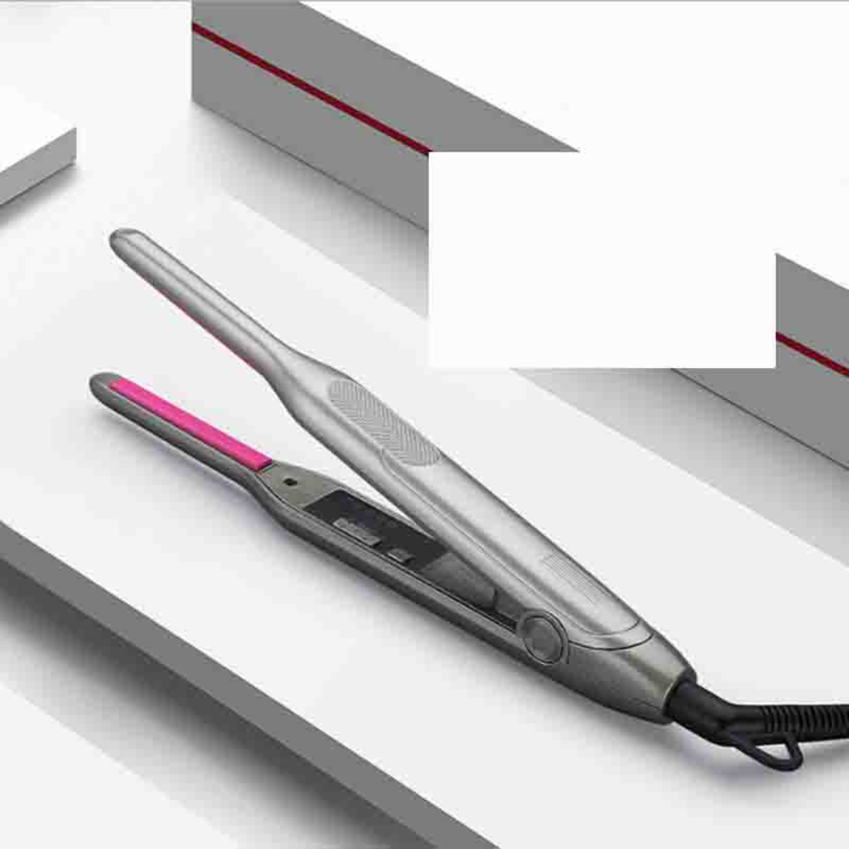 Silberner Haarglätter mit rosa Platten auf weißer Oberfläche mit geometrischem Hintergrund.