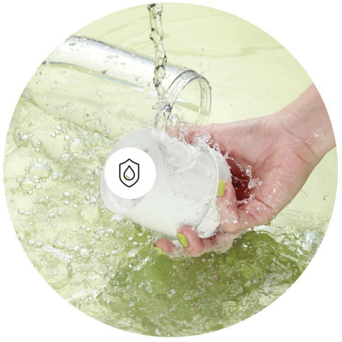 Eine Hand, die einen weißen Gegenstand hält, der mit Wasser gewaschen wird, mit einem Schildsymbol darauf.
