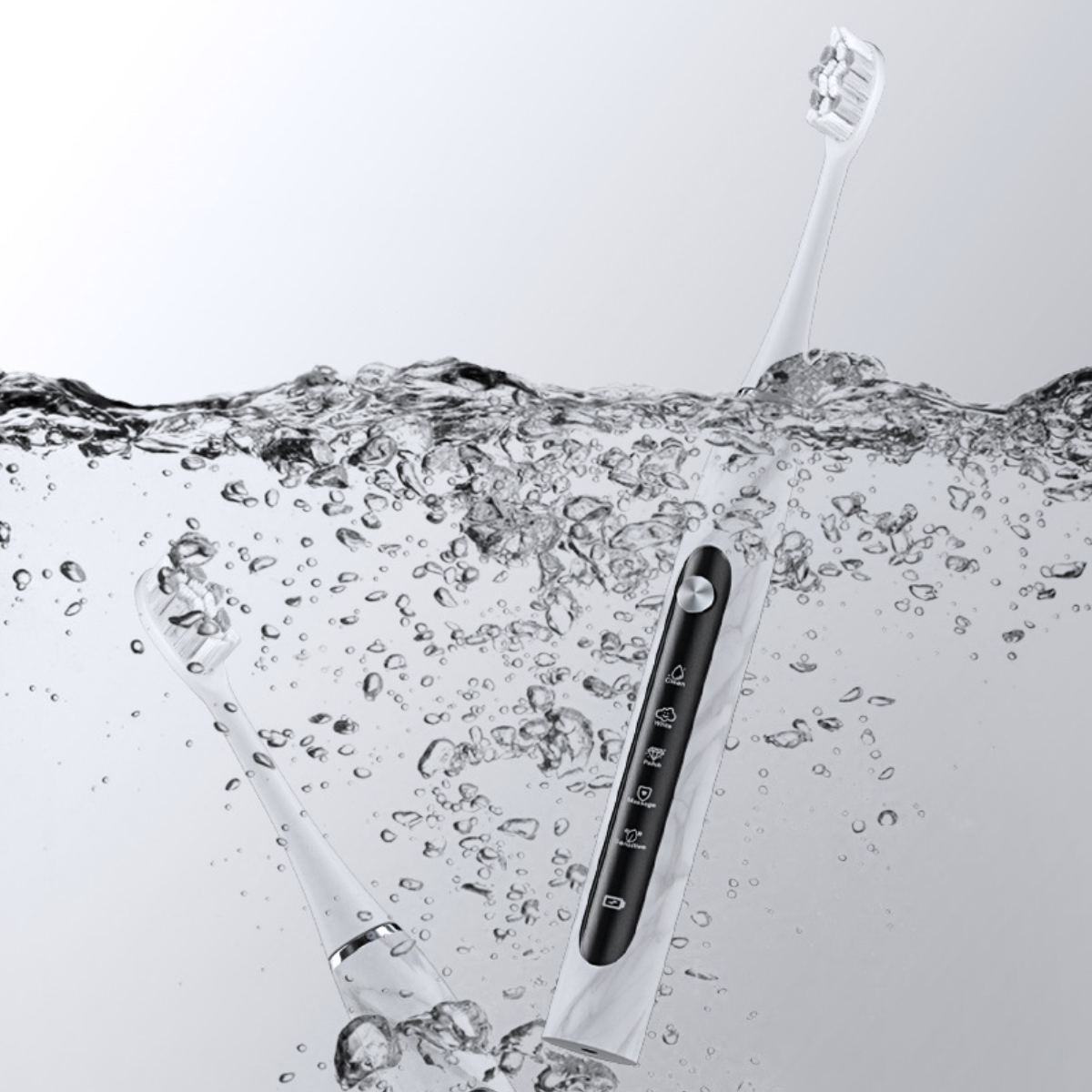 Elektrische Zahnbürste im Wasser mit Blasen, zwei zusätzliche Bürstenköpfe, weißer Griff, weißer Hintergrund.