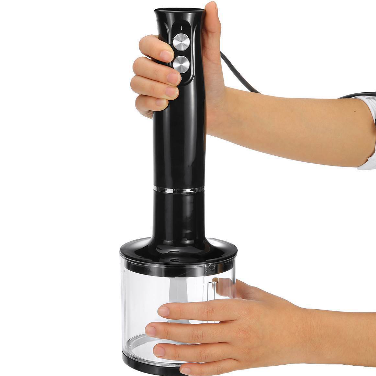 Hände halten einen schwarzen Stabmixer mit einem transparenten Mixbecher vor weißem Hintergrund.
