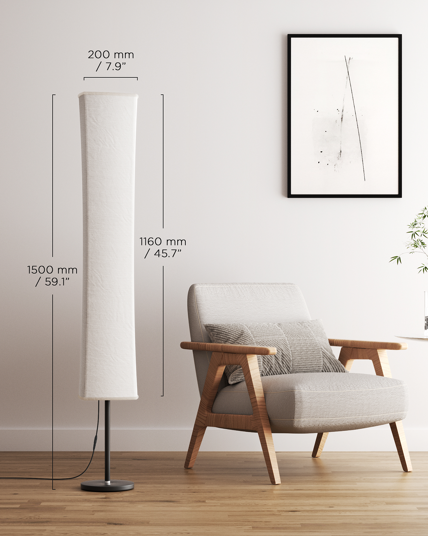 Hohe weiße Lampe neben einem Stuhl und einem gerahmten Kunstdruck. Maße sind angegeben.