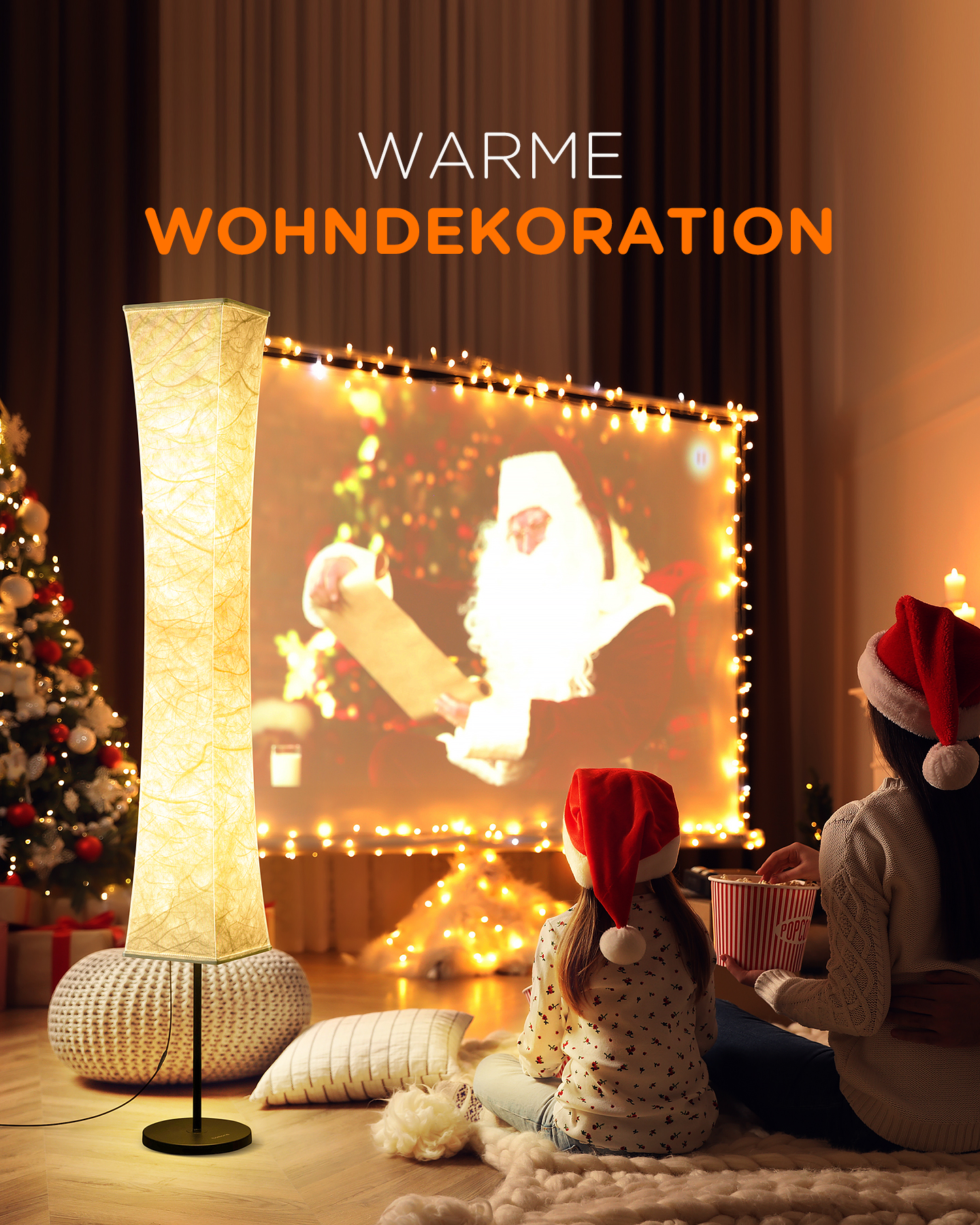 Eine Lampe mit einem Film mit den Worten 'WARME WOHNDEKORATION'. Ein Paar schaut sich den Film an.