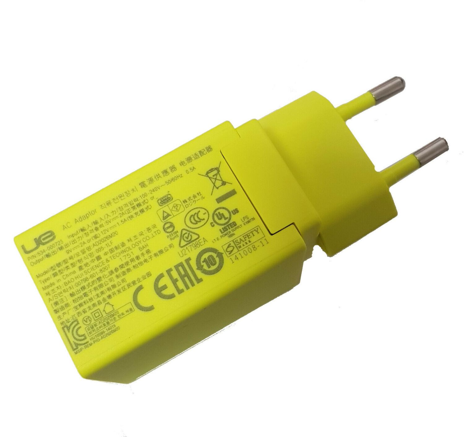 Ein gelbes AC-Netzteil mit mehreren Details und Etiketten. Es hat zwei Stifte zum Einstecken.