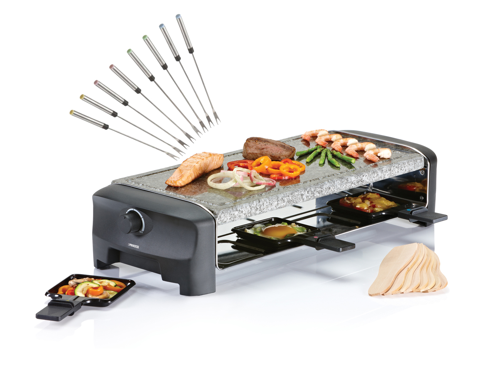 Raclette-Grill mit Lebensmitteln: Lachs, Steak, Gemüse, Garnelen. Gabeln und Holzspatel liegen daneben.