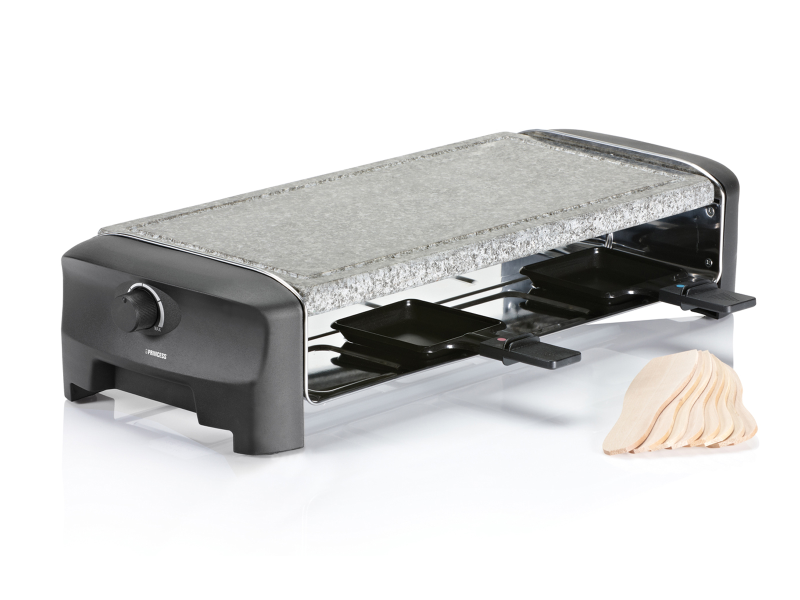 Ein schwarzer Raclette-Grill mit Steinplatte, zwei Pfannen und Holzspateln.