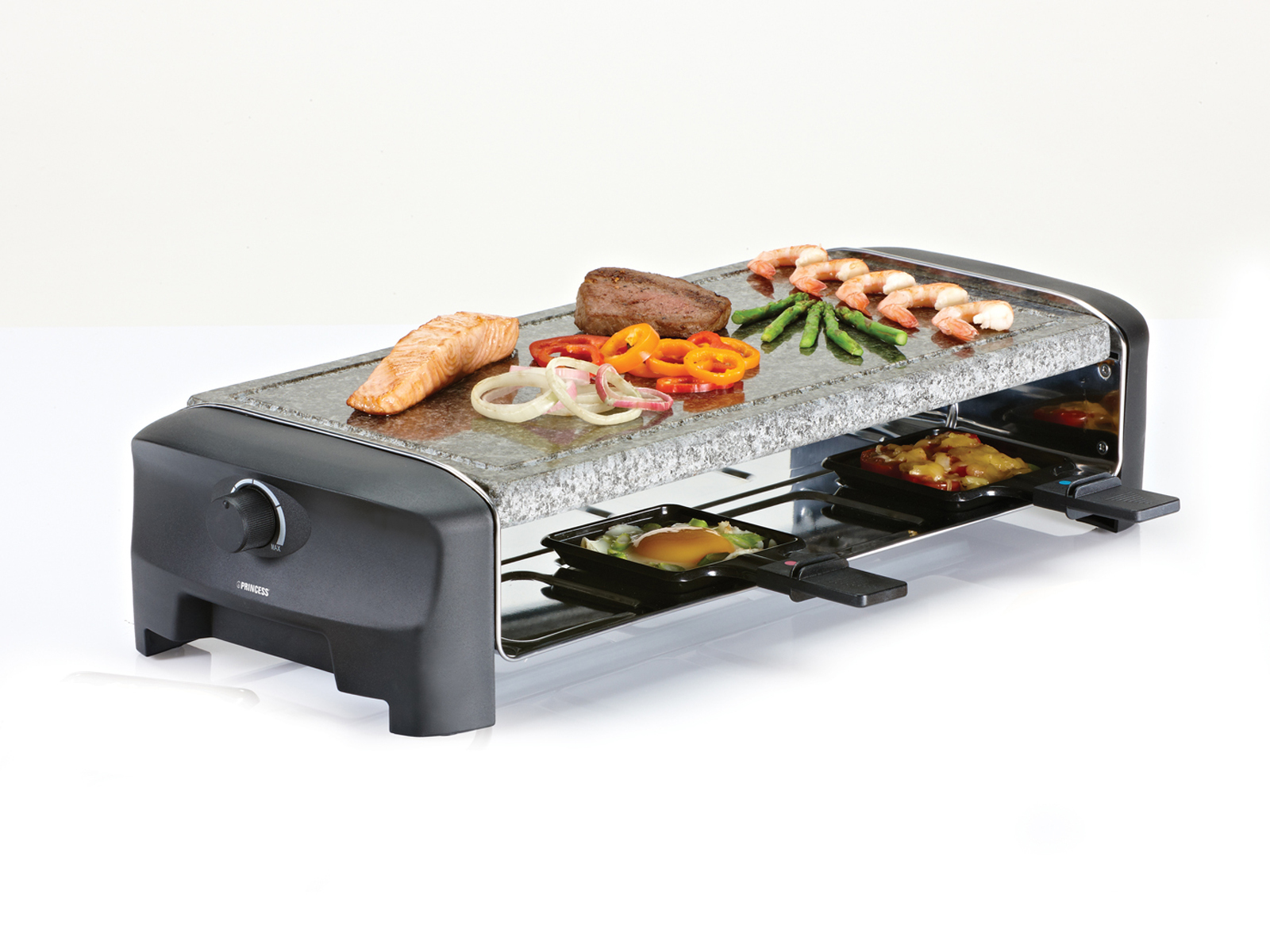 Ein Raclette-Grill mit Essen darauf, darunter Garnelen, Steak und Gemüse, sowie ein Drehregler.