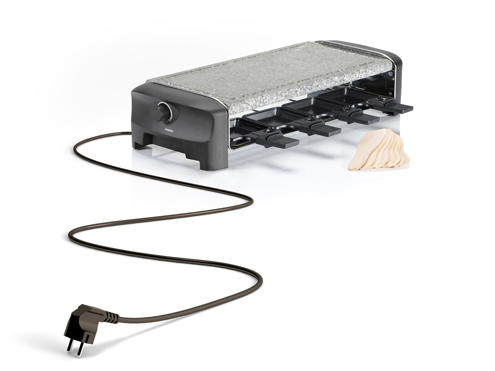 Raclette-Grill mit Essen. Angeschlossen. Weißer Hintergrund.