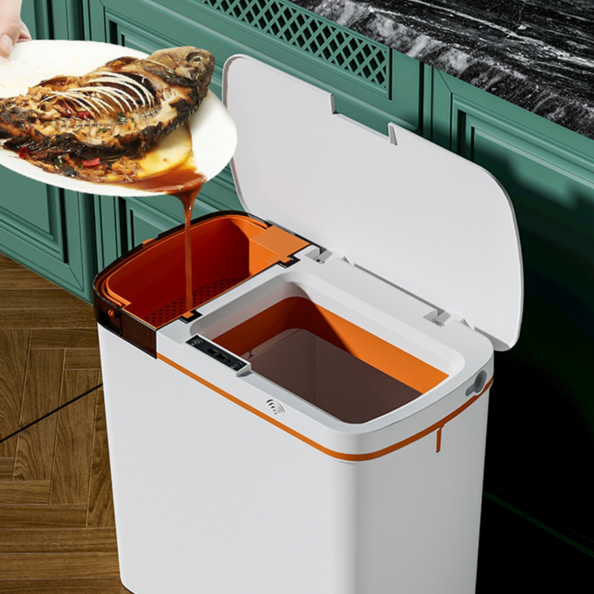 Ein Teller mit Fisch wird in einen weißen Mülleimer mit orangefarbenem Innenraum entleert.