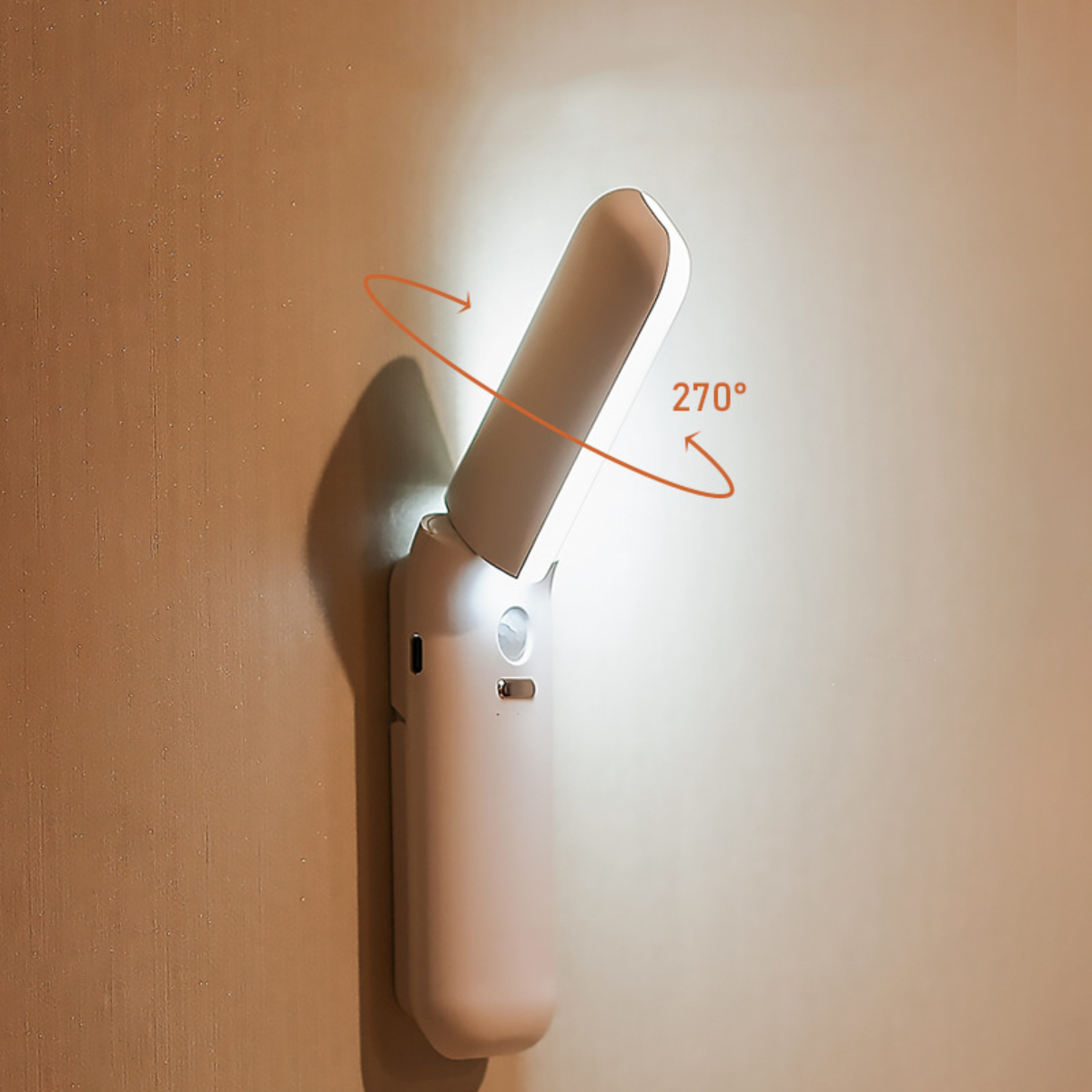 Weiße Wandleuchte, schwenkbar, mit Lichtausstrahlung, an einer strukturierten Wand.