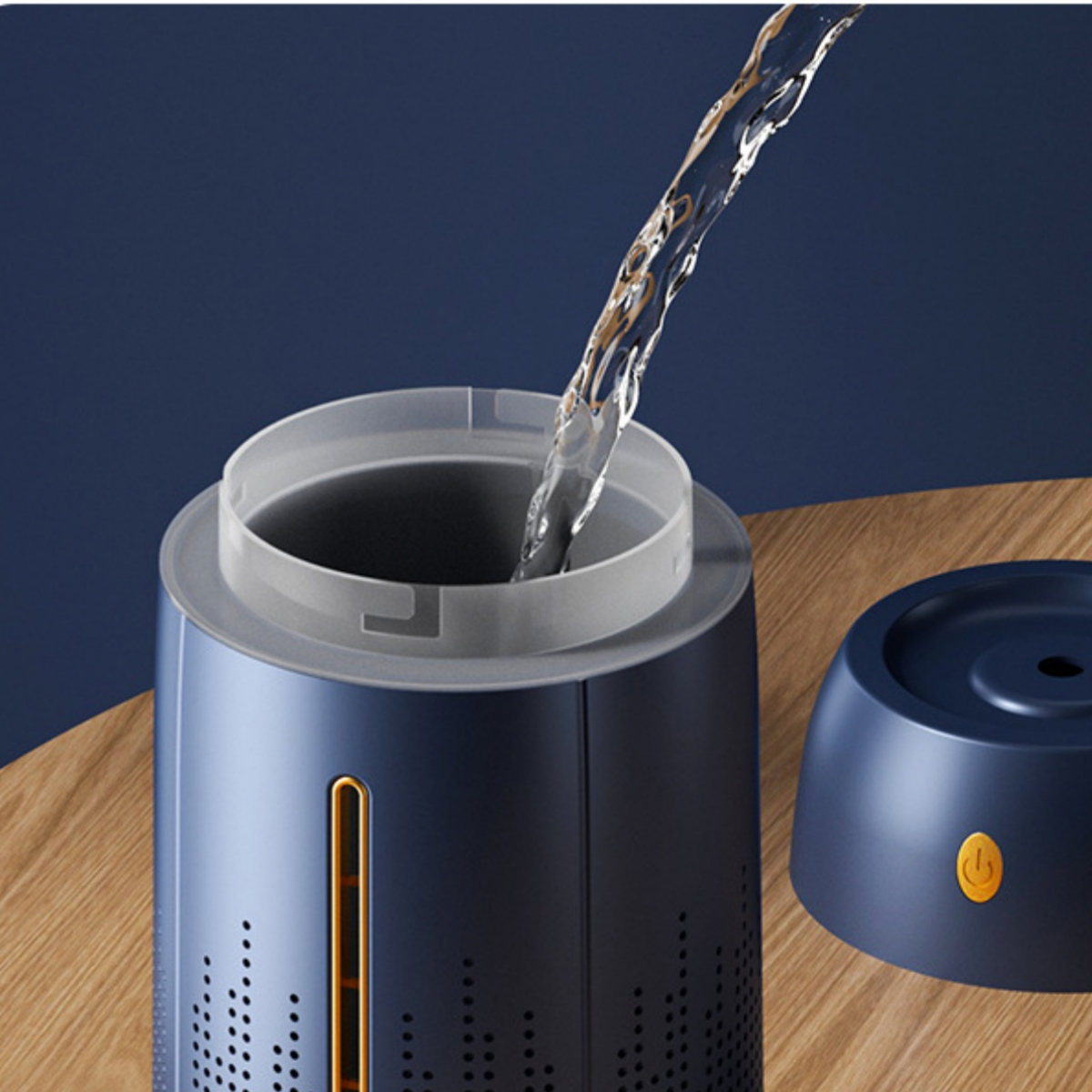 Wasser gießt in einen blau-weißen Luftbefeuchter mit Wasserstandsanzeige auf einem Holztisch.