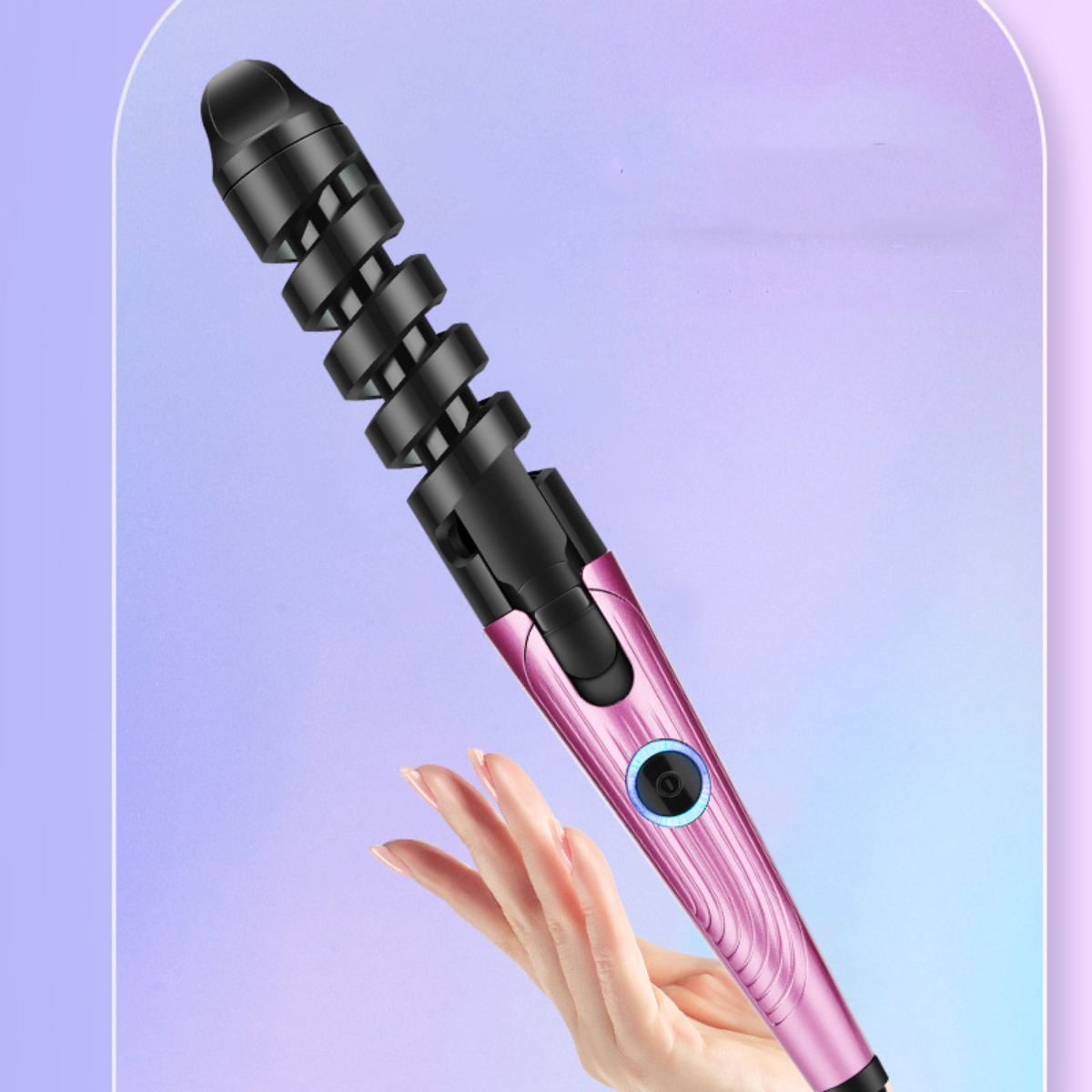 Ein rosa-schwarzer Lockenwickler, der von einer Hand gehalten wird, vor einem lila-weißen Hintergrund.