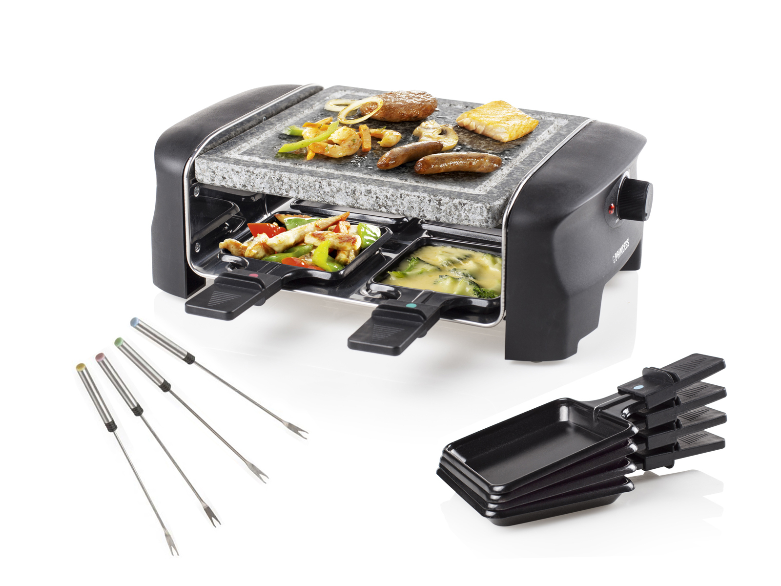 Ein Raclette-Grill mit Essen, serviert mit kleinen Pfannen und Gabeln.