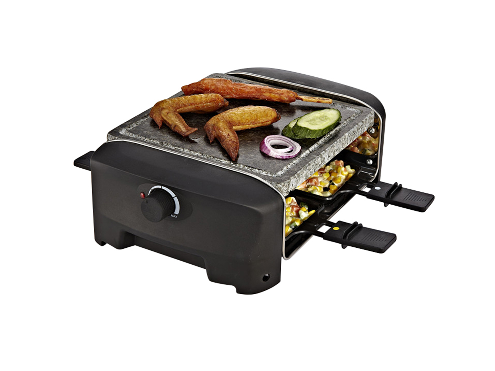 Schwarzer Raclette-Grill mit Essen auf Stein. Flügel, Spieße und Gemüse sind vorhanden.