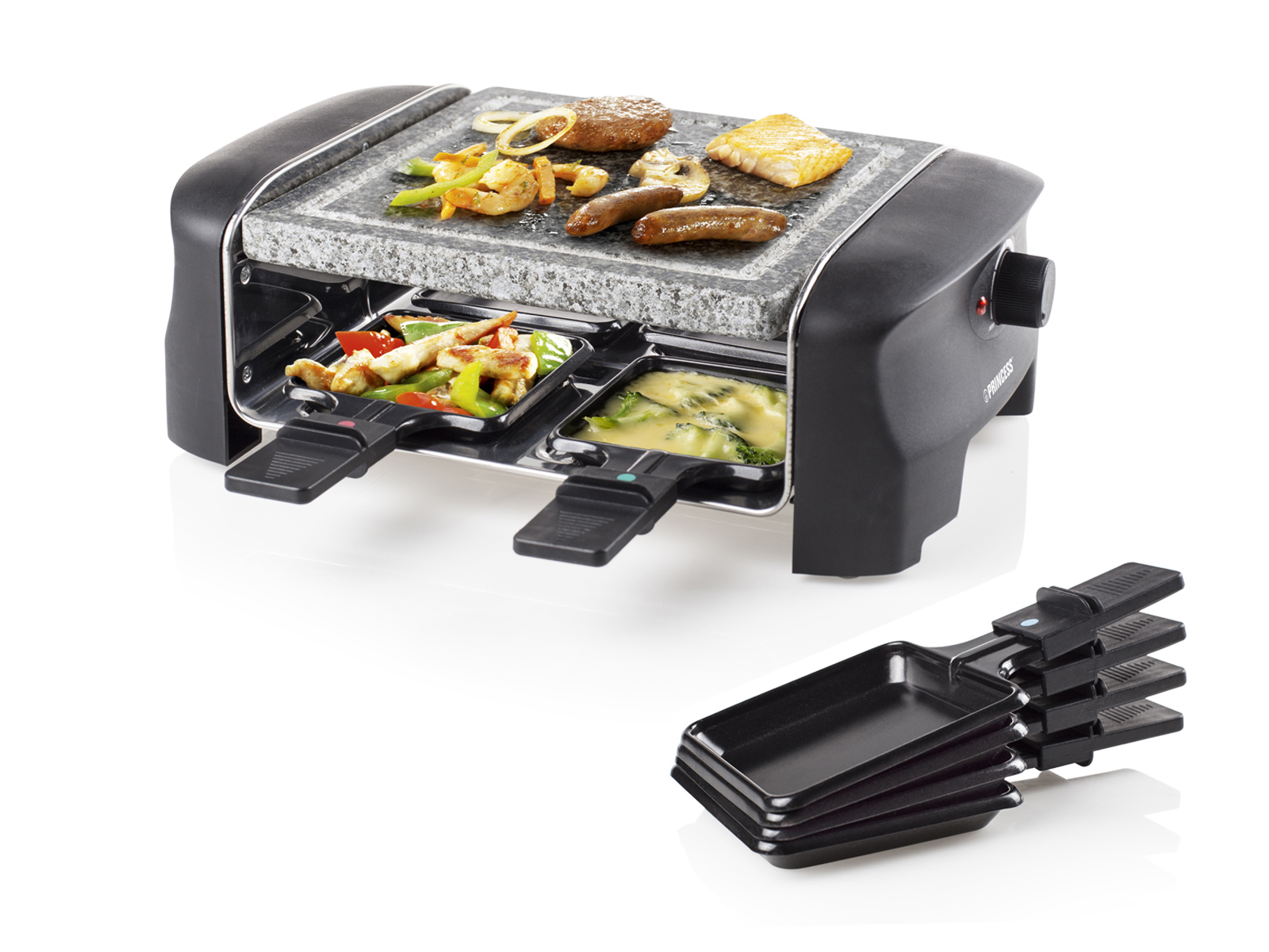 Ein Raclette-Grill mit Essen oben und Pfannen unten, mit weißem Hintergrund.