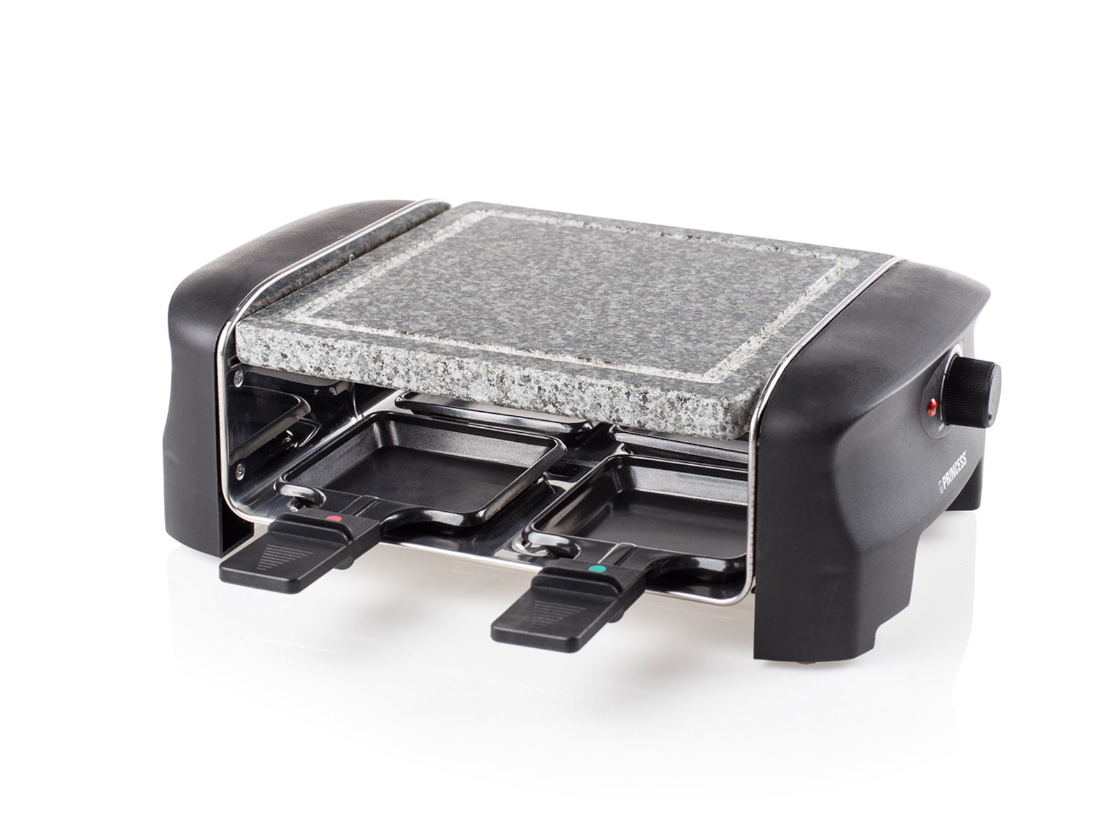 Raclette-Grill mit zwei Tabletts und Steinplatte. Schwarzes und silbernes Design. Weißer Hintergrund.