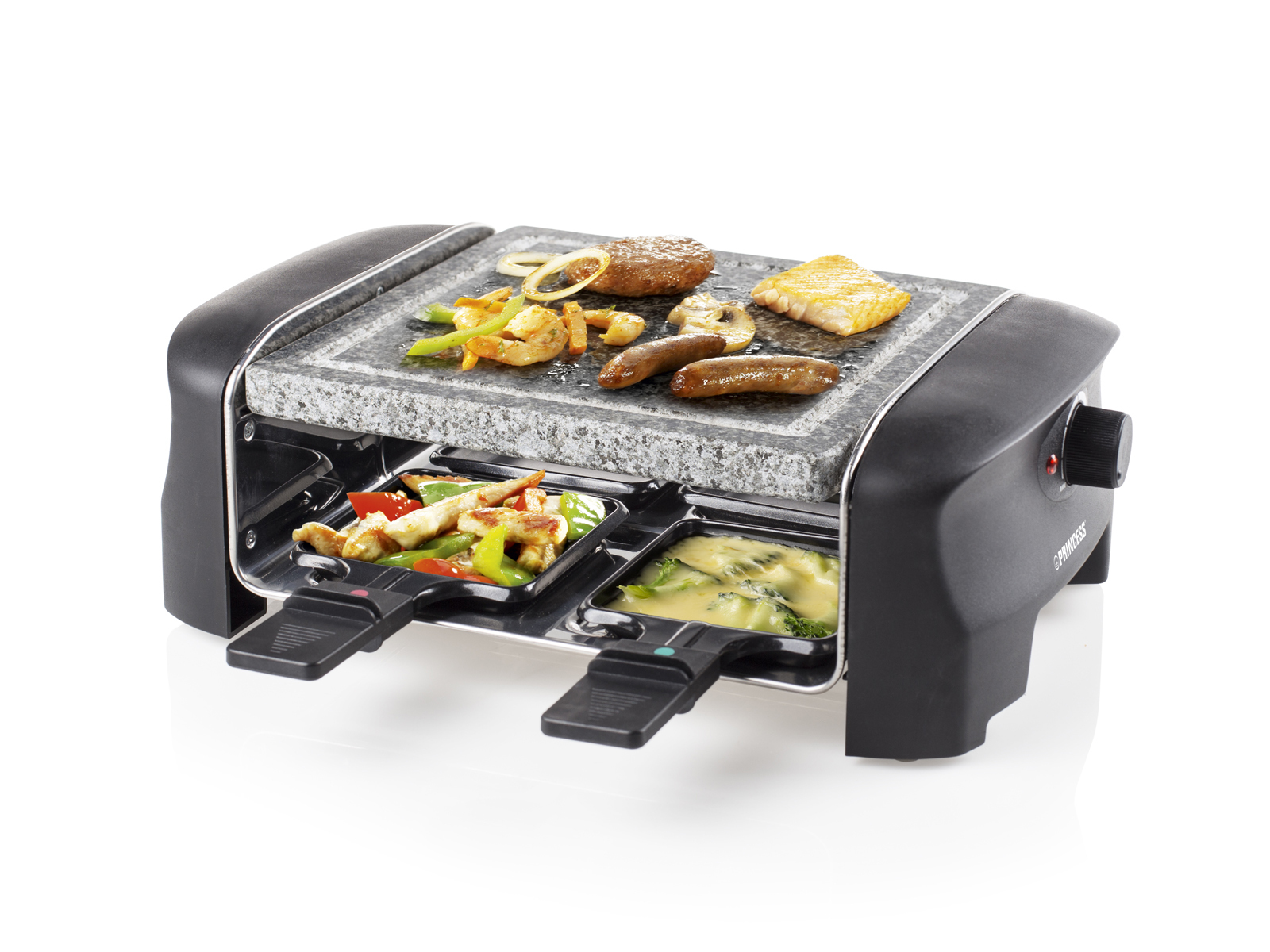 Grill mit Essen, darunter Gemüse, Wurst und Fisch. Der Grill steht auf weißer Oberfläche.