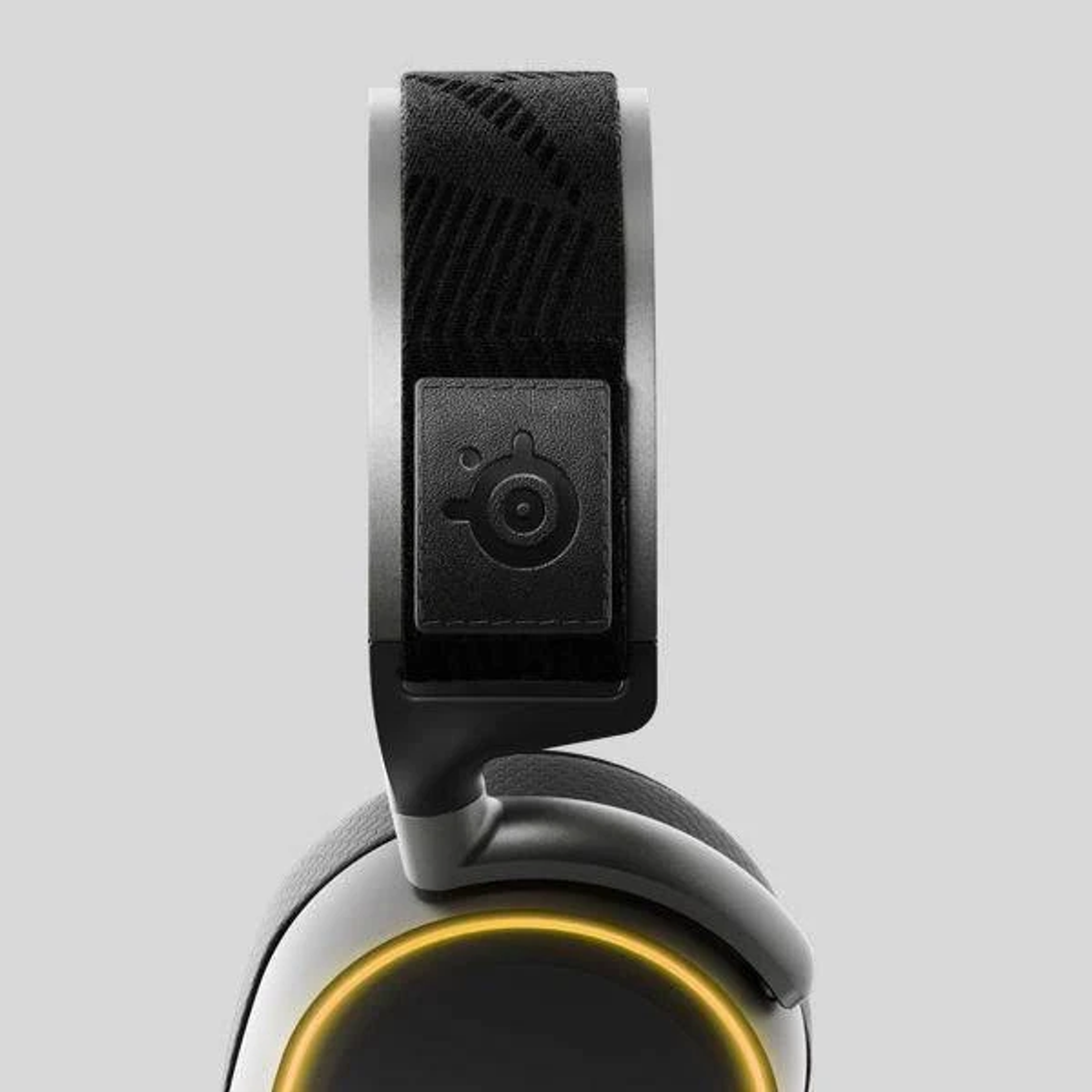 Casque de jeu SteelSeries, montrant le côté avec le logo de la marque.