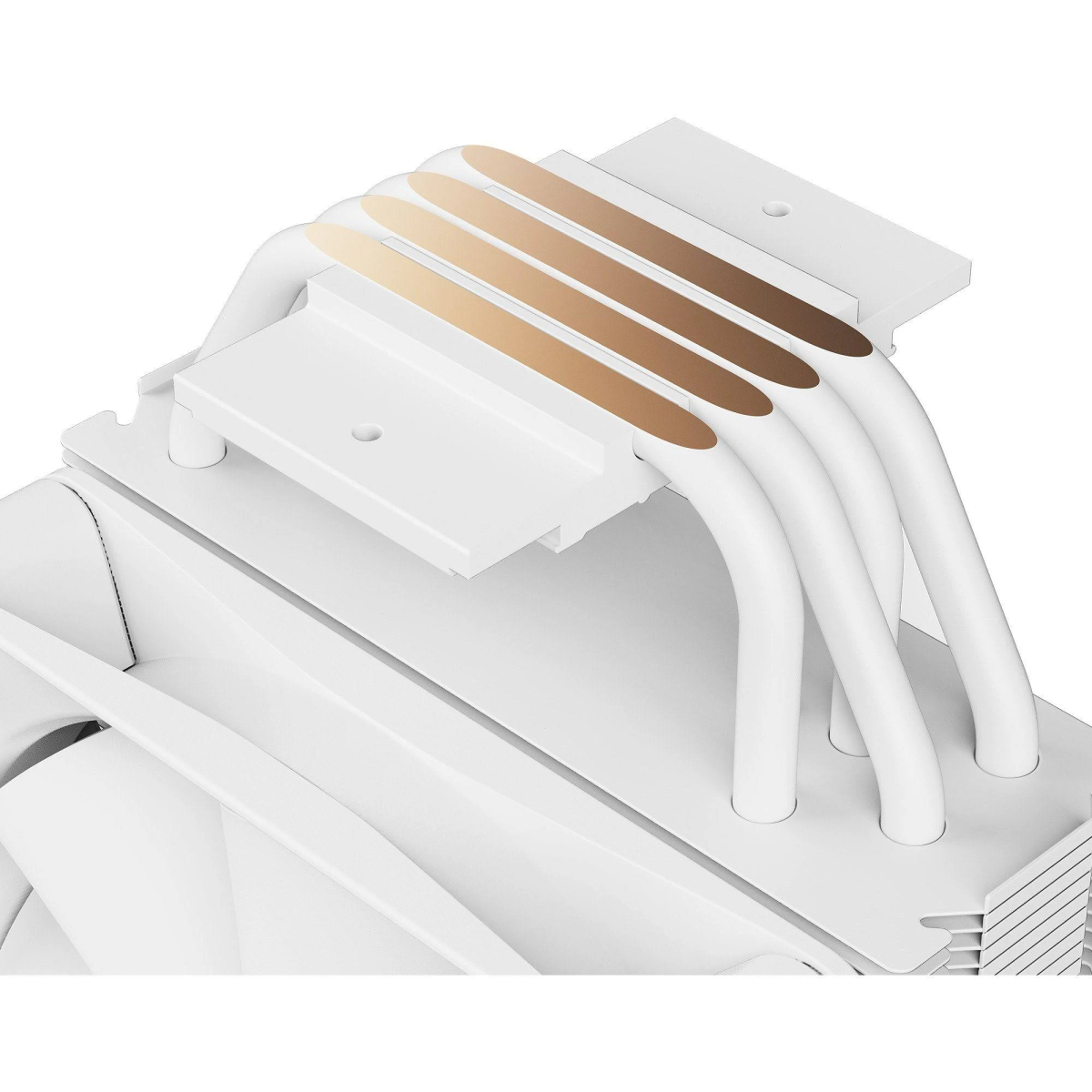 Een witte computerventilator met koperkleurige pijpen, op een witte achtergrond.