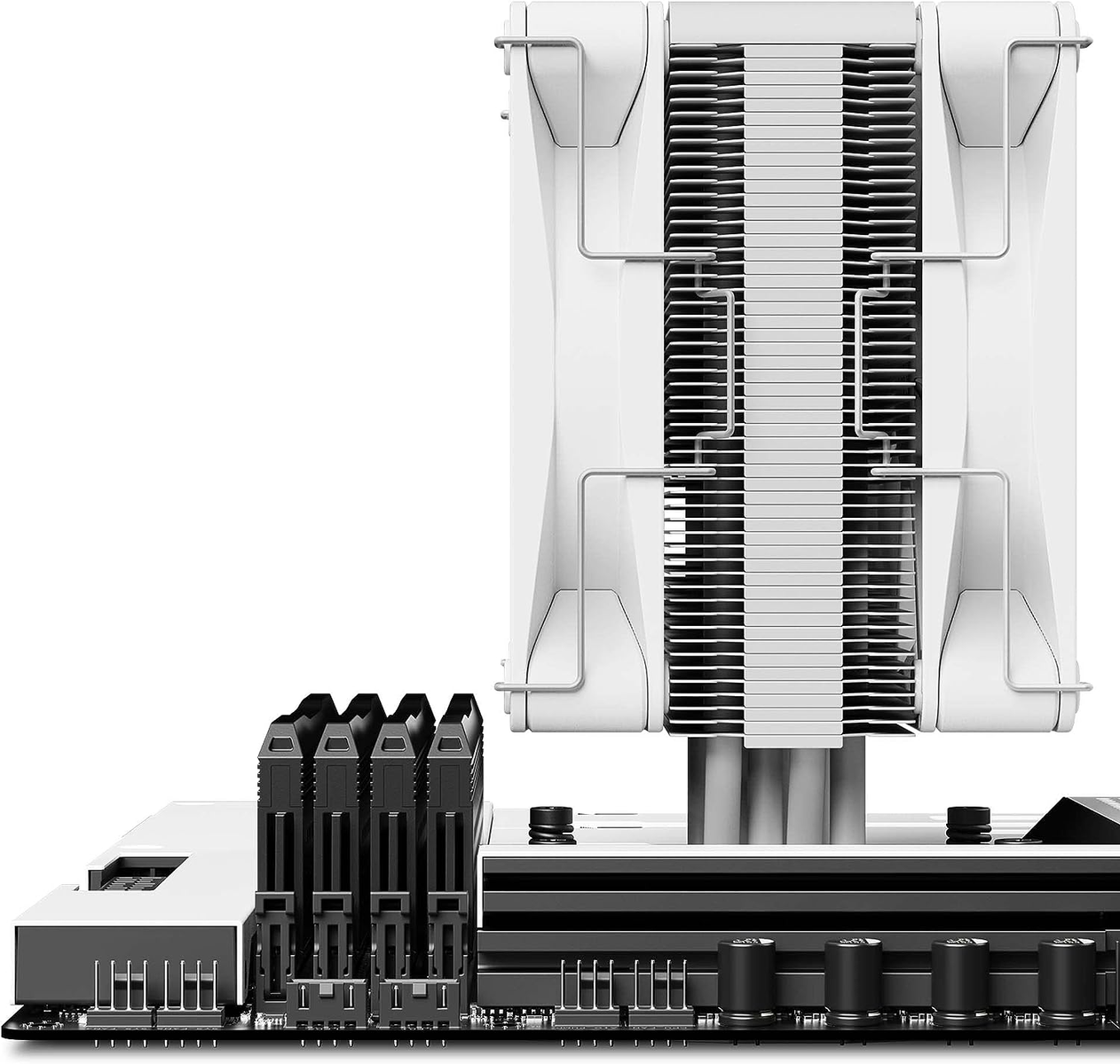 Computercomponenten: een CPU-koeler, RAM-sticks en een moederbord.