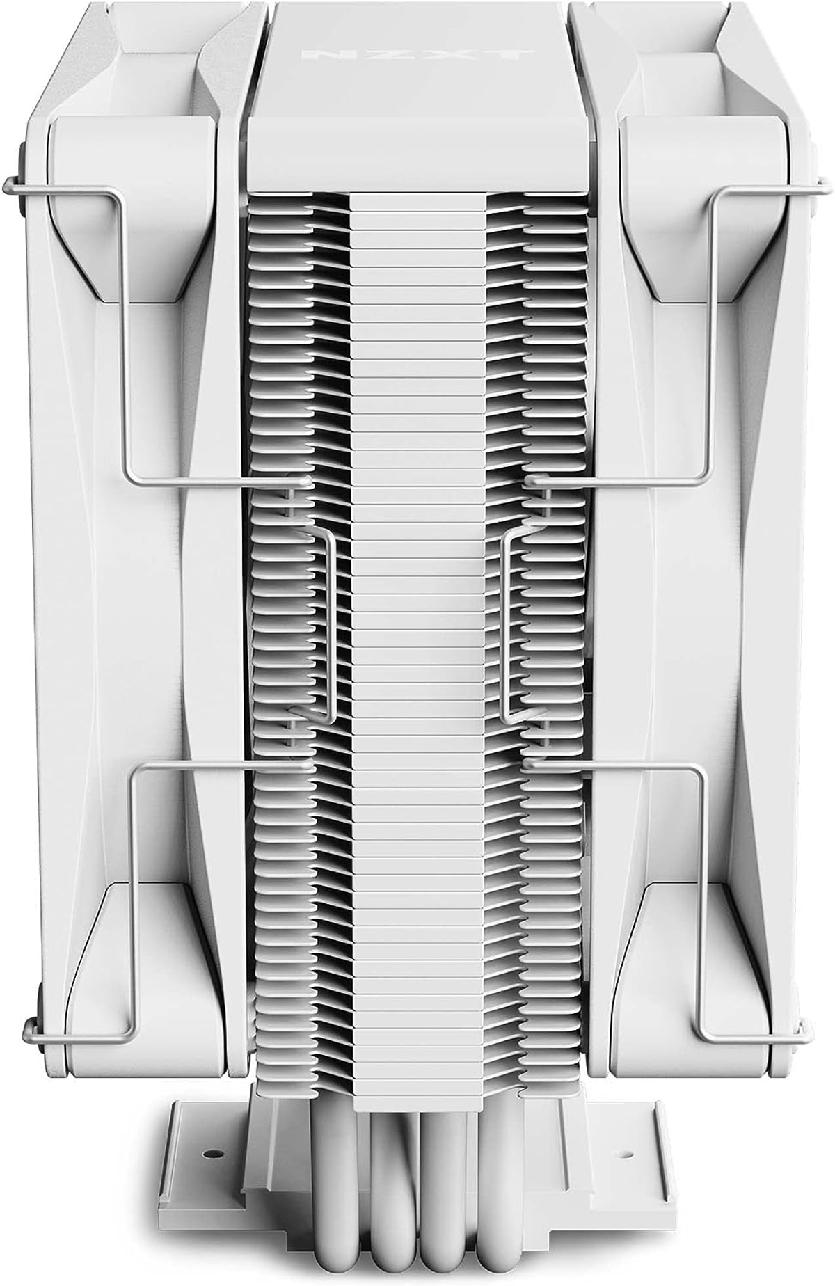 Witte CPU-koeler met meerdere vinnen en een ventilator, van bovenaf bekeken, tegen een witte achtergrond.